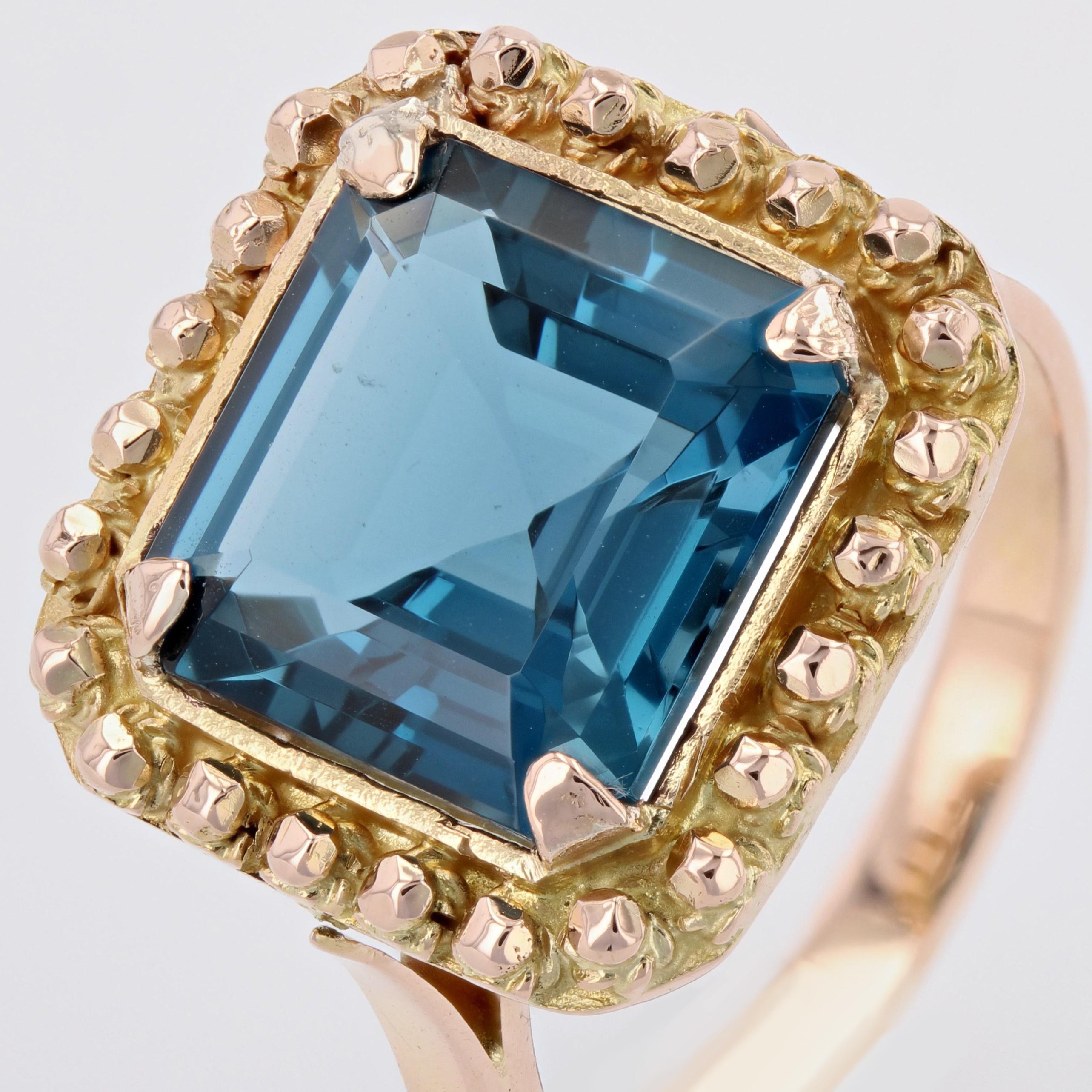 1960s 7.30 Carats Blue London Topaz 18 Karat Yellow Gold Retro Ring For Sale 2