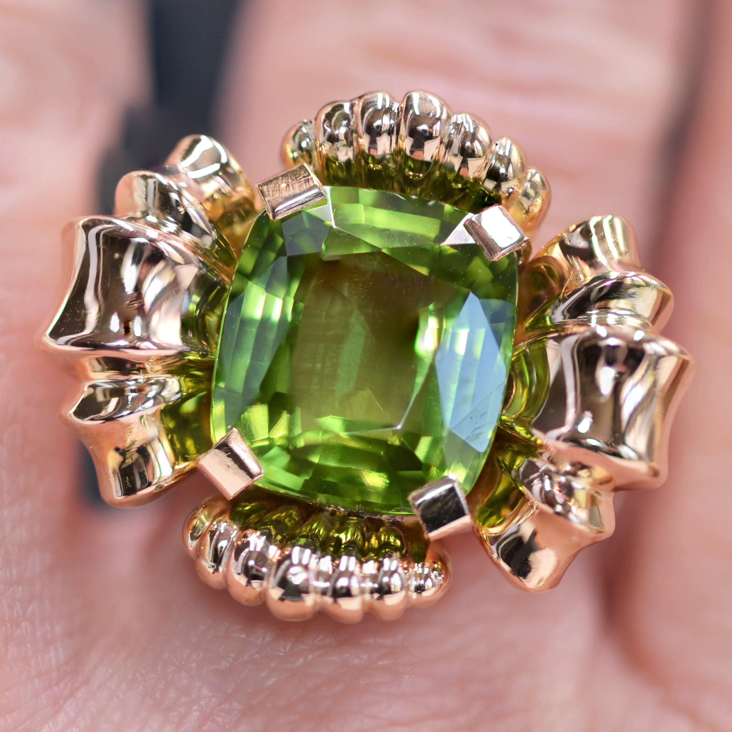 1960s 7.76 Carat Peridot 18 Karat Rose Gold Flower Ring For Sale 4