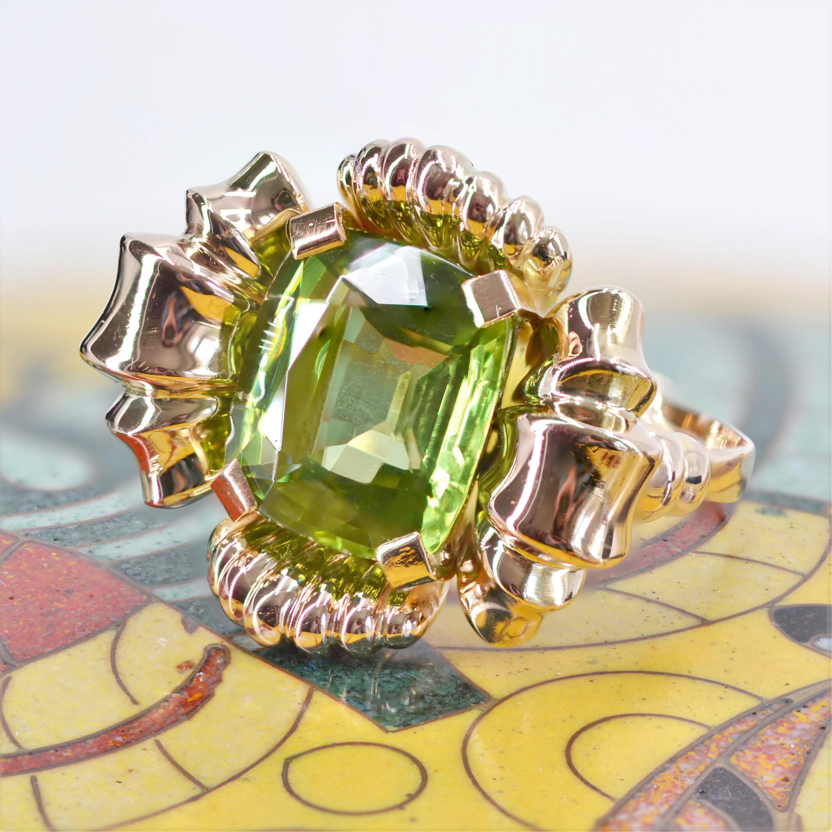 1960s 7.76 Carat Peridot 18 Karat Rose Gold Flower Ring For Sale 5