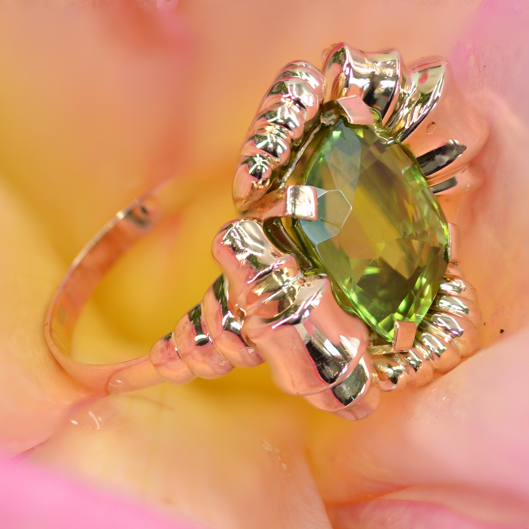 1960s 7.76 Carat Peridot 18 Karat Rose Gold Flower Ring For Sale 10