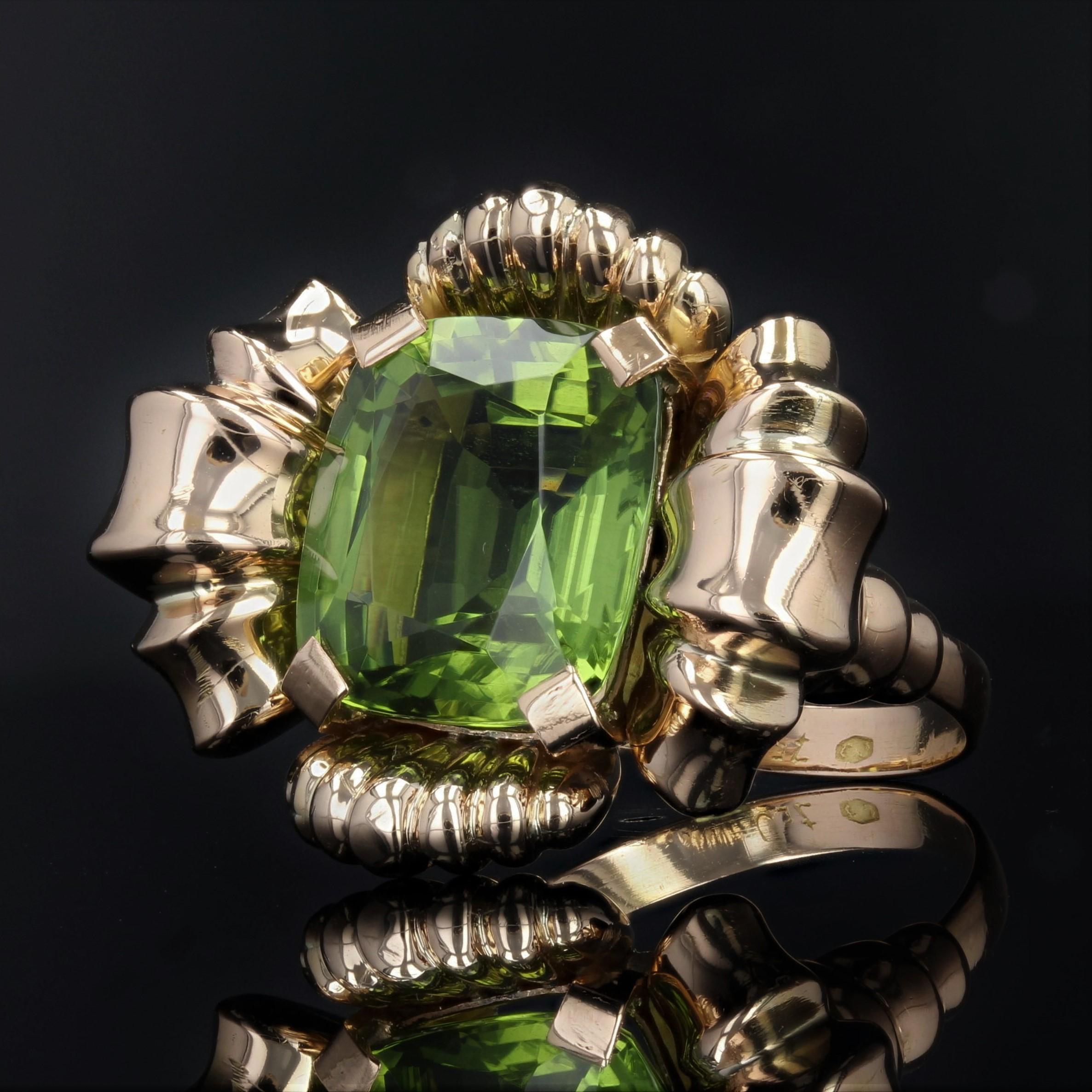 1960s 7.76 Carat Peridot 18 Karat Rose Gold Flower Ring In Good Condition For Sale In Poitiers, FR