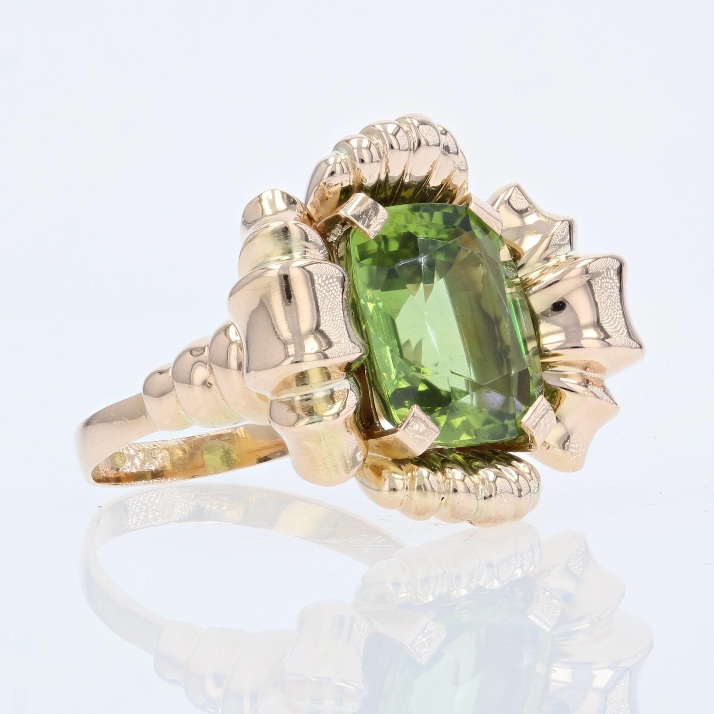 1960s 7.76 Carat Peridot 18 Karat Rose Gold Flower Ring For Sale 3