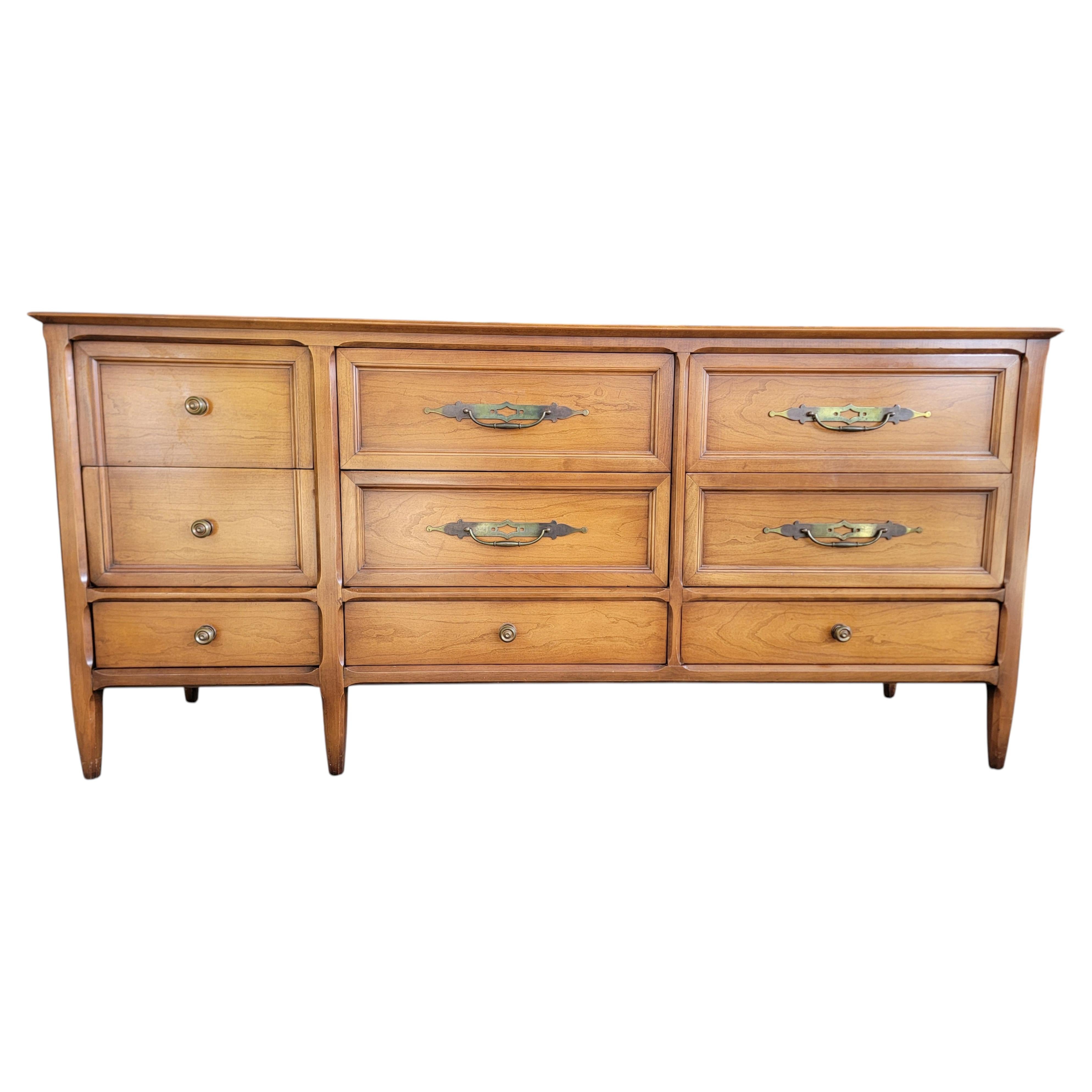 Comodino basso a 9 cassetti in stile Mid-Century Modern degli anni '60 di Century Furniture