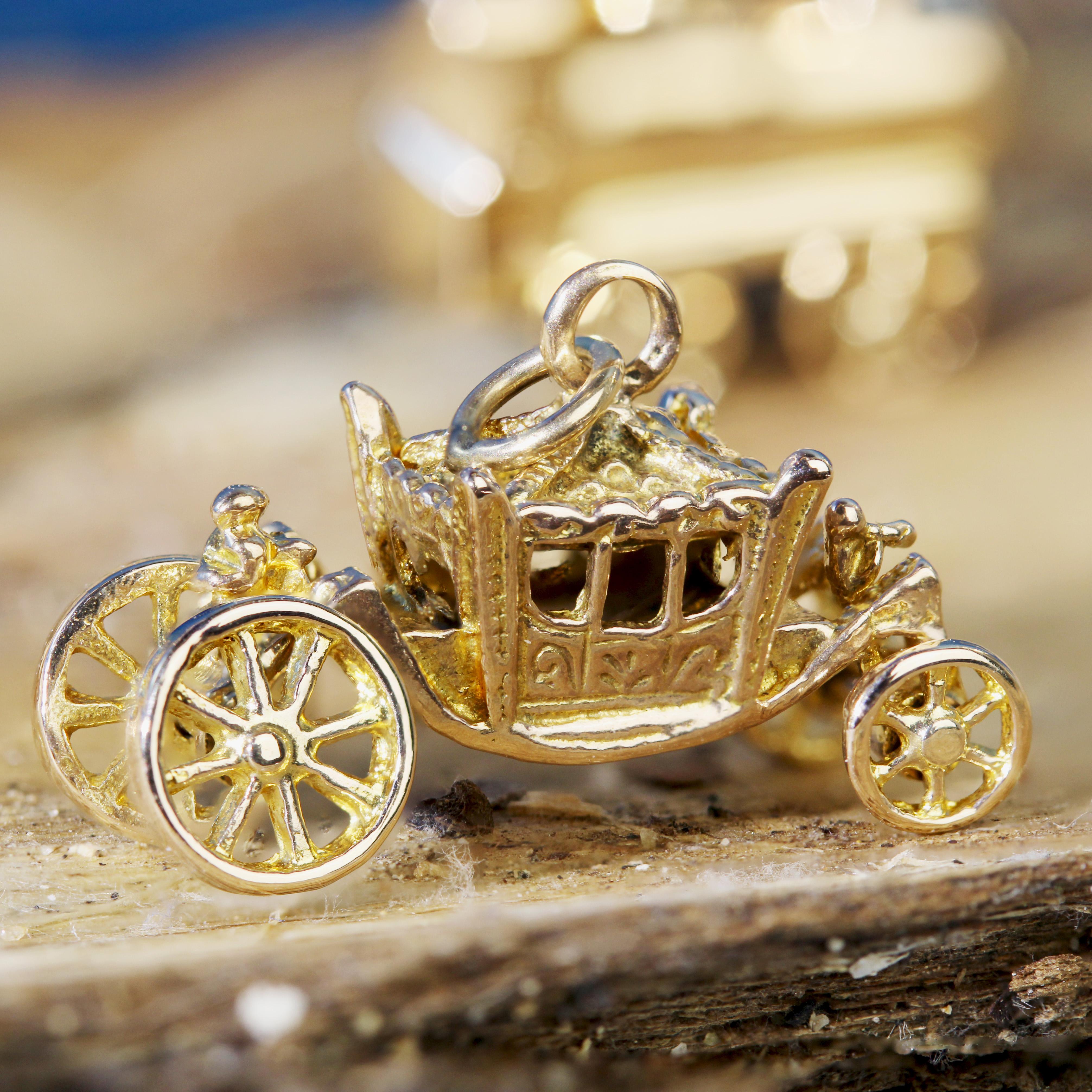 Rétro Pendentif Coach en or jaune 9 carats des années 1960 en vente