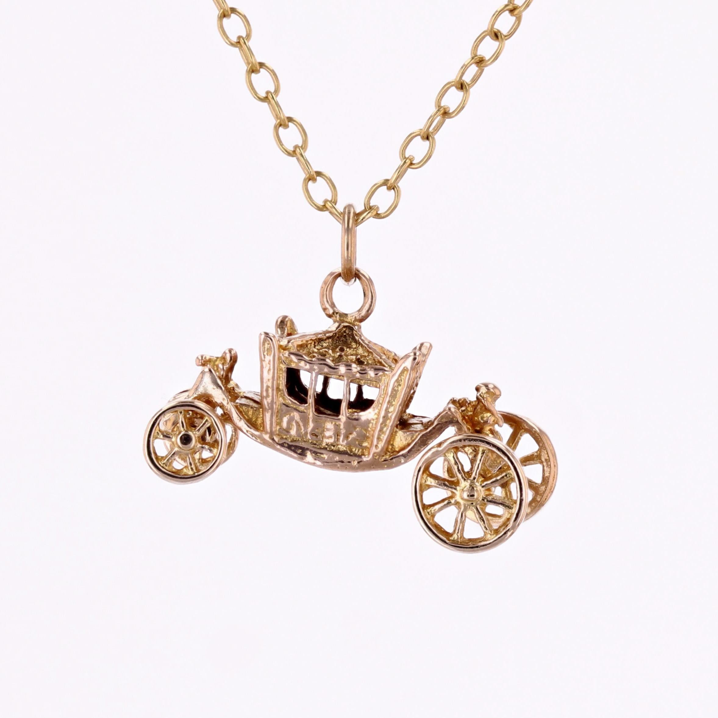 Pendentif Coach en or jaune 9 carats des années 1960 Unisexe en vente