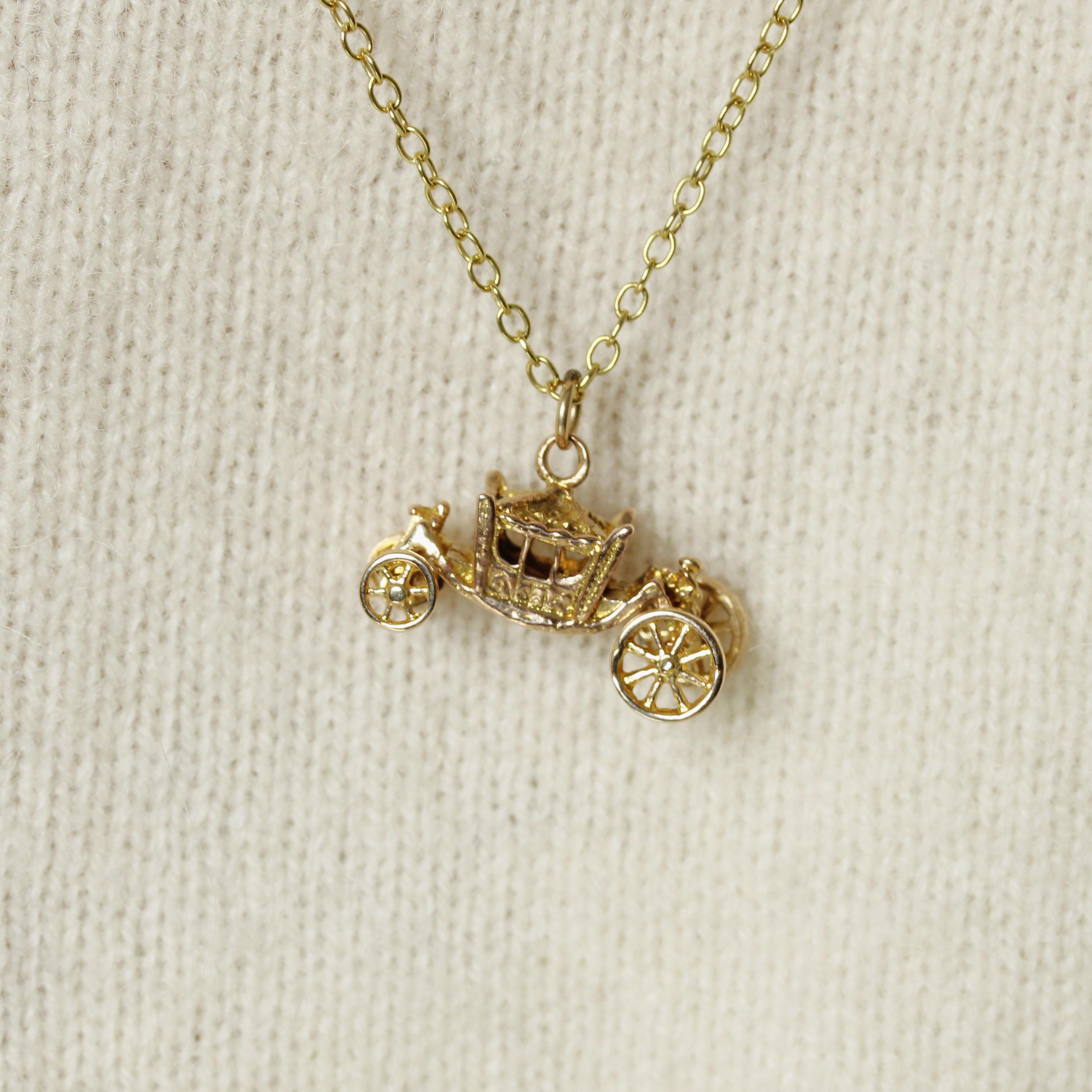 Pendentif Coach en or jaune 9 carats des années 1960 en vente 3