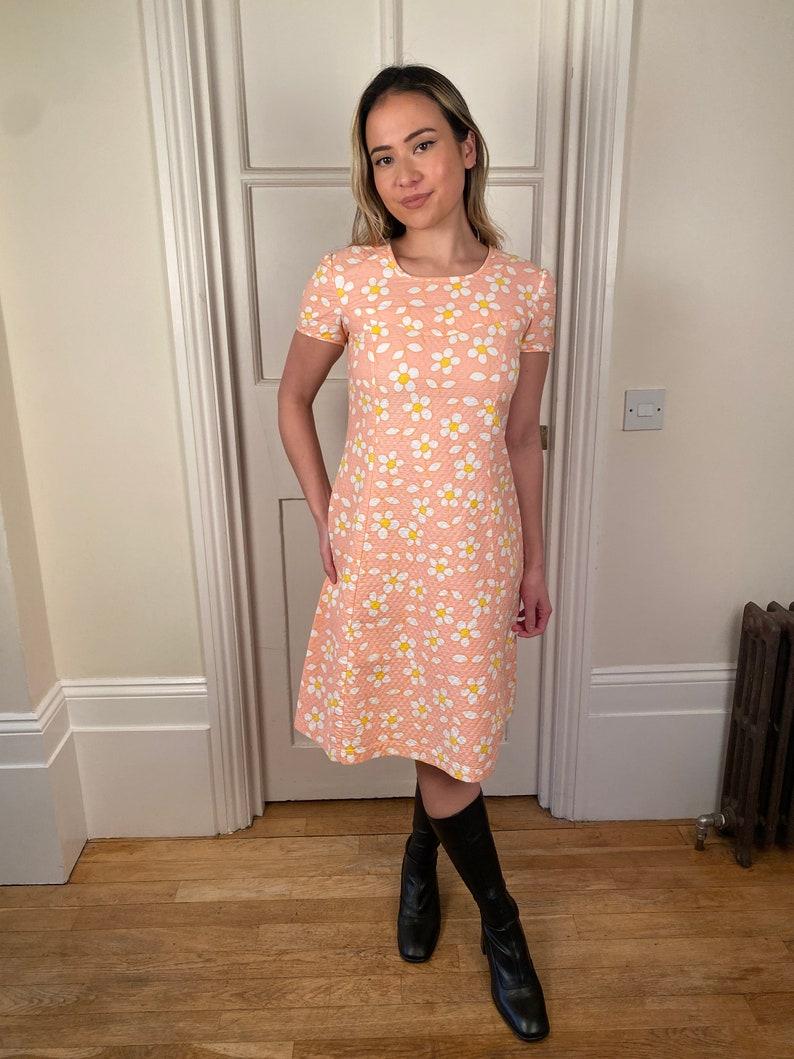 1960s A-Line Daisy Print Pink Dress In Excellent Condition For Sale In London, GB