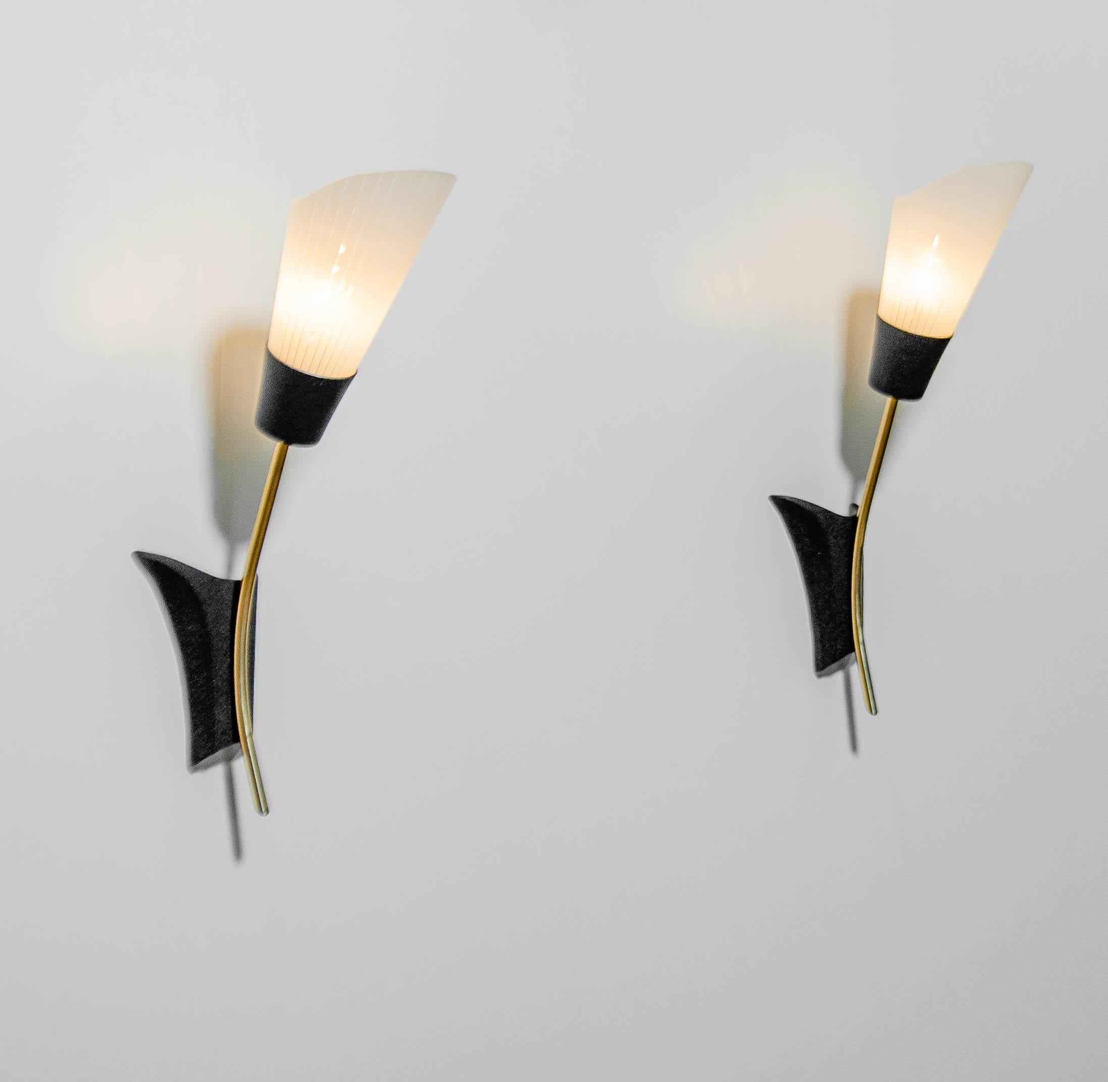 Appliques murales suédoises vintage des années 1960 en laiton, aluminium laqué noir et abat-jour en verre d'art. Dotée de lignes courbes élégantes et de diffuseurs en verre strié qui procurent une lumière douce et chaleureuse. Équipé de prises E14,