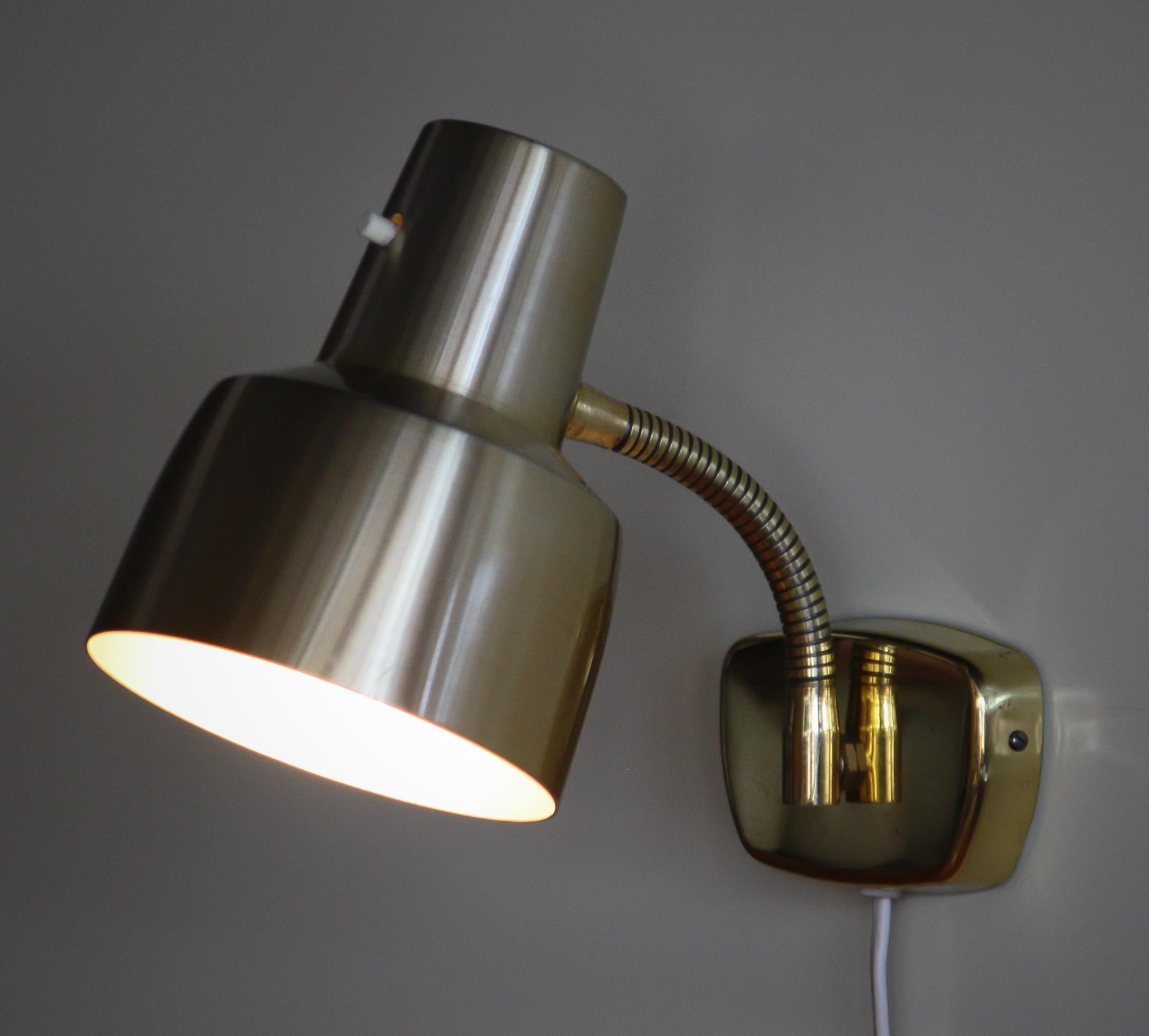 Nice set of two brass wall lights made by Armatur Hantverk Tibro from Sweden.
The set is in good working condition.
The lamps are labelled.
Period: 1960s.
Dimensions: H 16 cm, Ø 12 cm.
