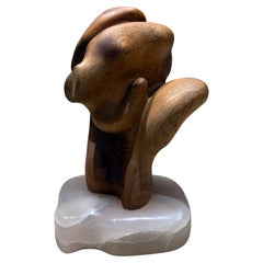 1960 Escultura abstracta orgánica de madera translúcida con base de piedra