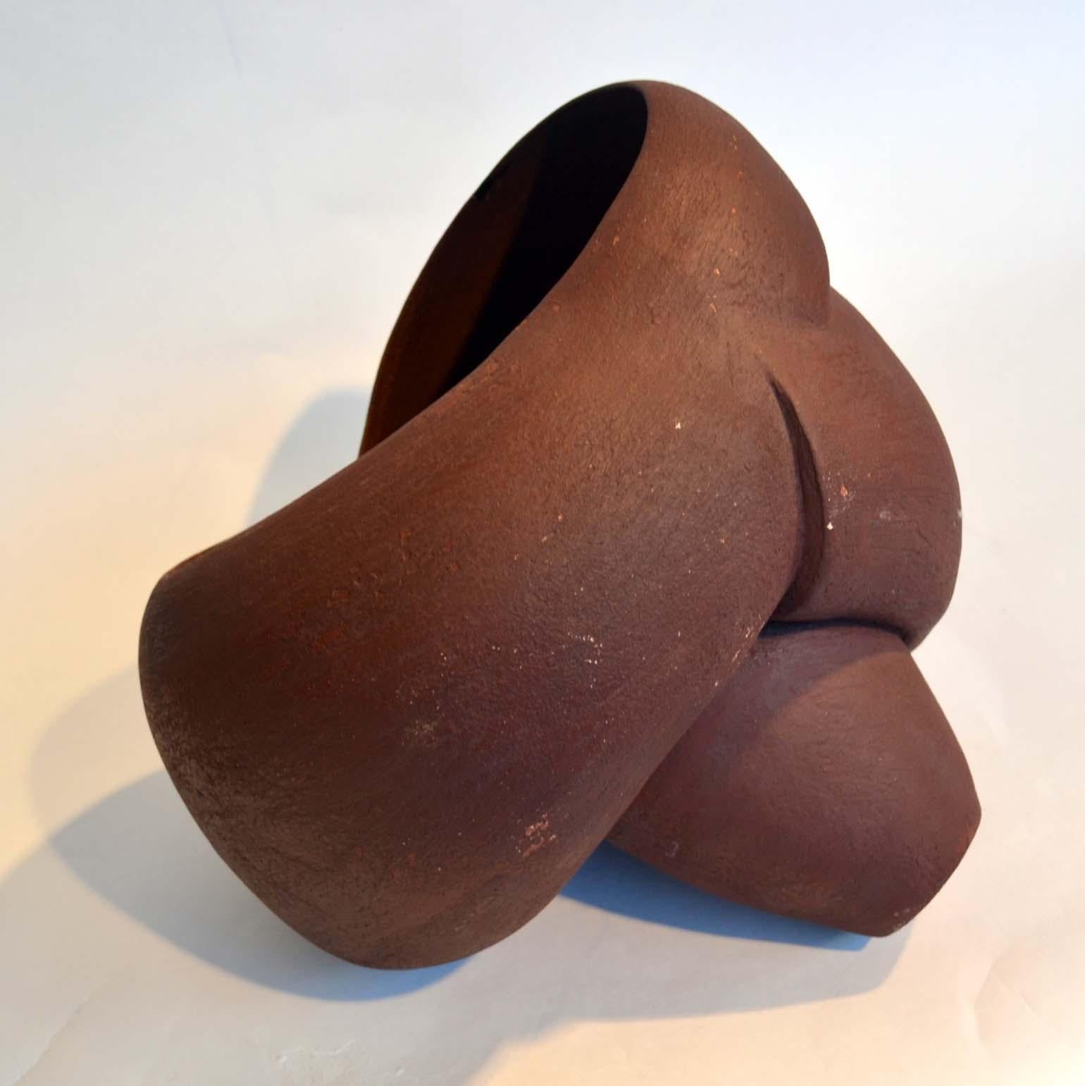 Abstrakte abstrakte Skulptur in Form einer Muschel, handgeformt, Keramik in Rostbraun (Handgefertigt) im Angebot