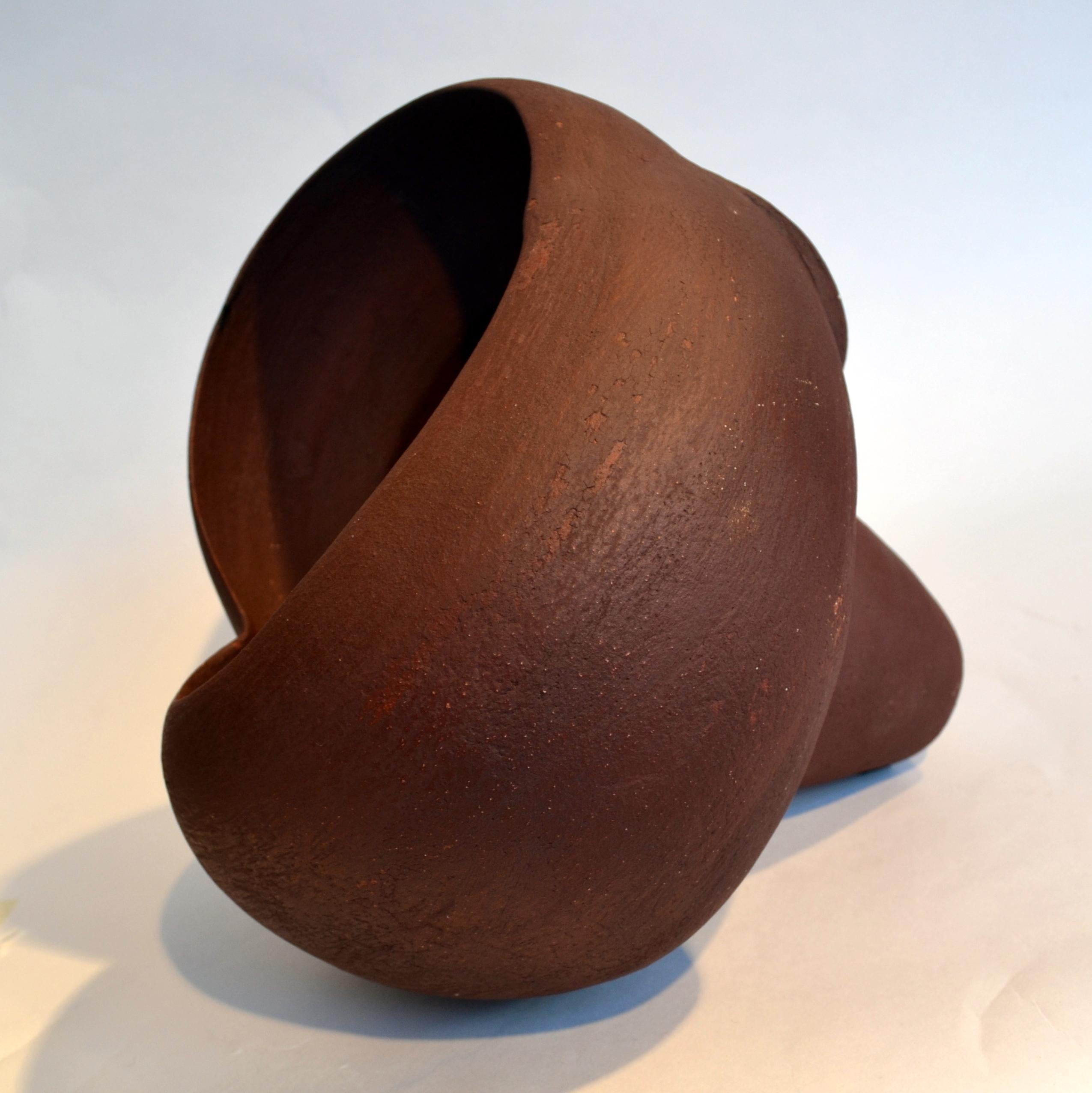 Abstrakte abstrakte Skulptur in Form einer Muschel, handgeformt, Keramik in Rostbraun im Angebot 1