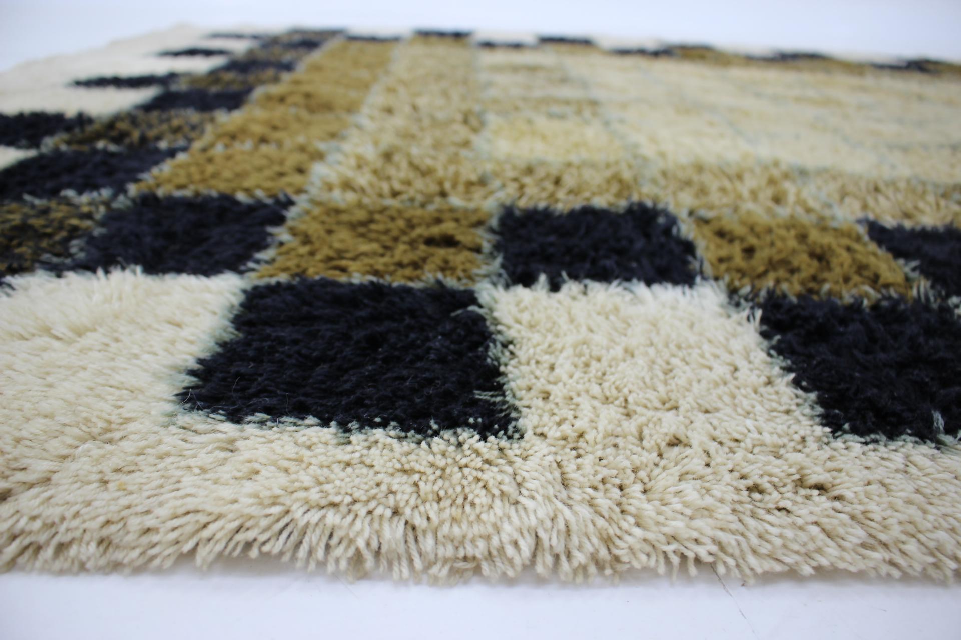1960s Abstract Wool Carpet by Hojer Eksport Wilton, Denmark In Good Condition For Sale In Praha, CZ