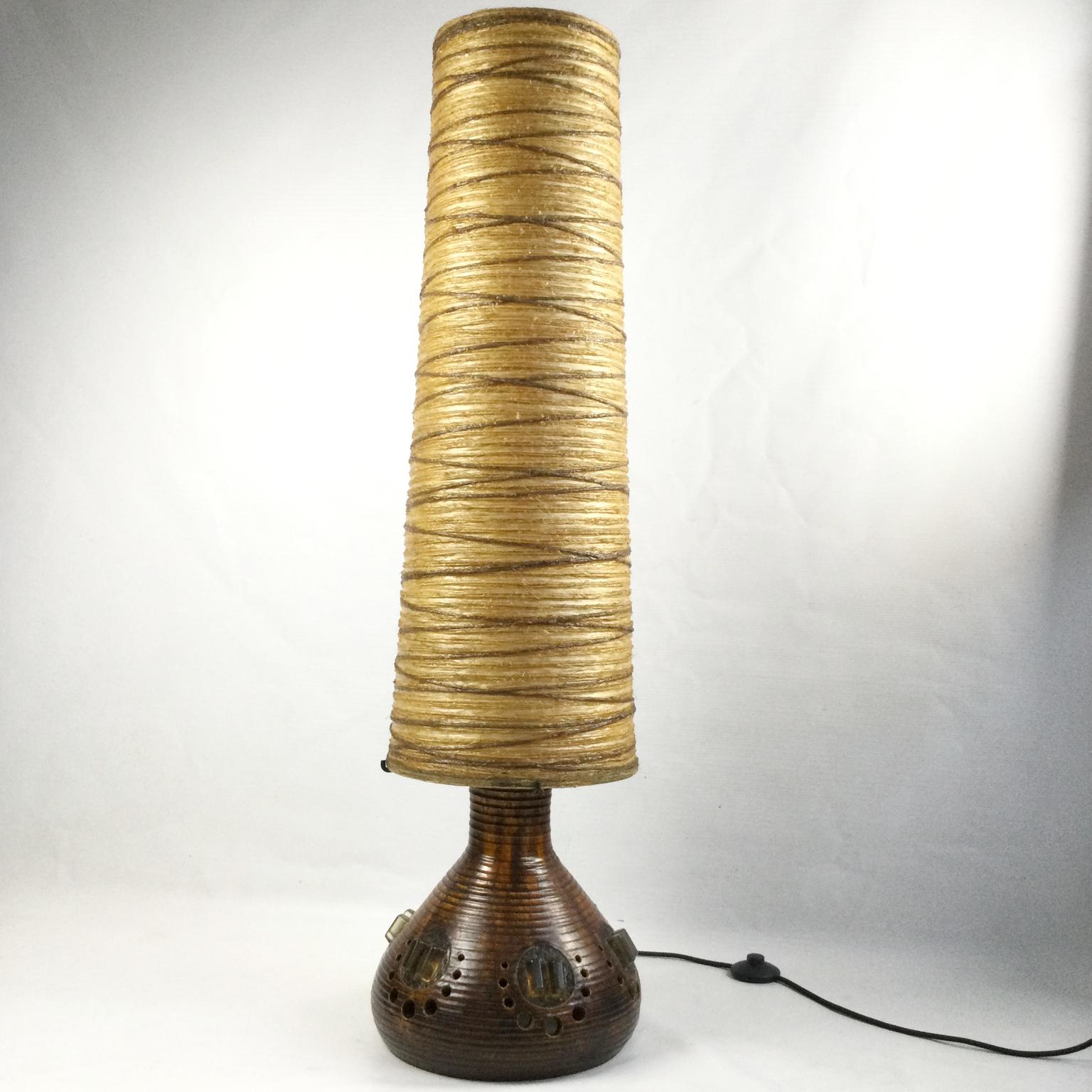 A standing large floor lamp from the studio pottery Accolay with a large rope and resin lampshade attributed to George Pelletier.
Double lighting up top and bottom
Origin: France in a region of La Puisaye
Circa 1960
Measures: Diameter base: