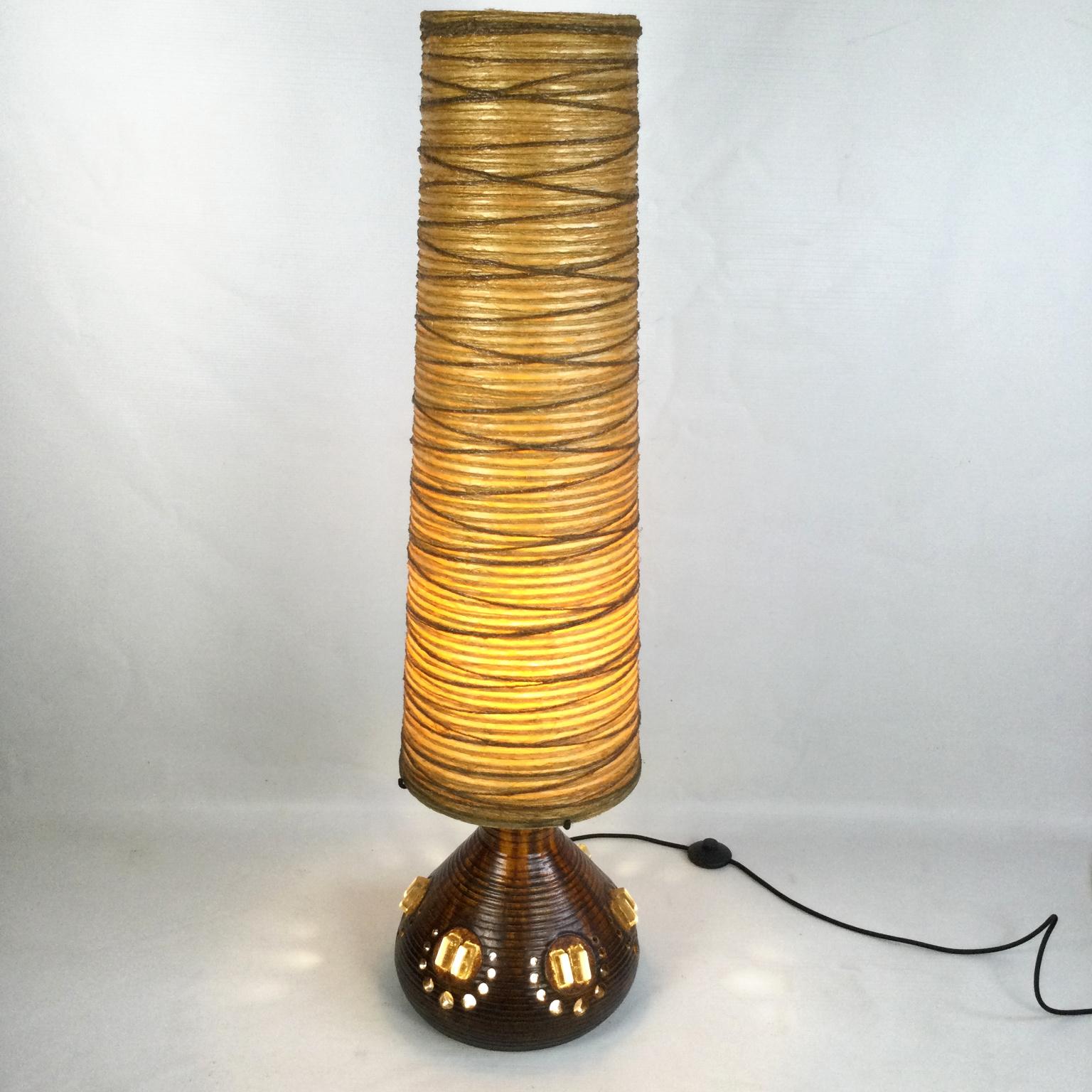 Français Lampadaire en céramique et résine d'Accolay France, années 1960 en vente