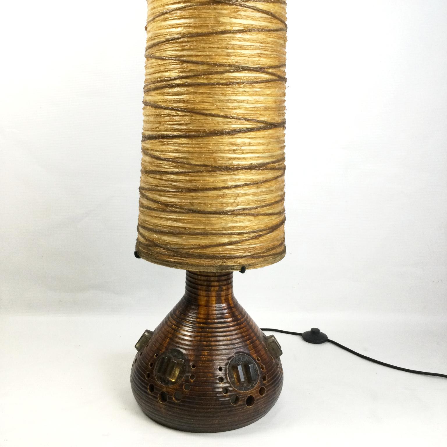 Lampada da terra in ceramica e resina di Accolay France 1960s in vendita 1