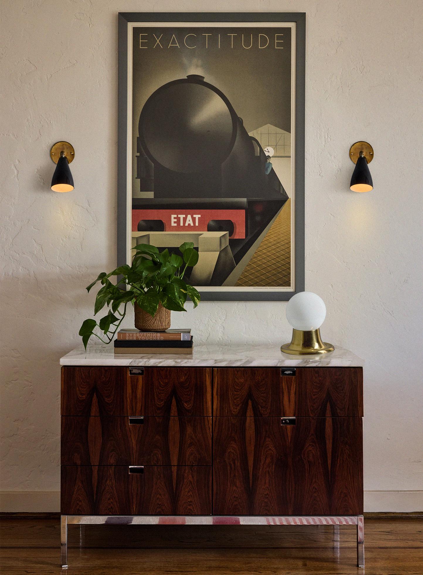 Lampada da tavolo 'Light Ball' di Achille Castiglioni & Pier Giacomo Castiglioni del 1960. Progettata originariamente nel 1965 come lampada da parete, questa rara variante di lampada da tavolo è realizzata in ottone patinato e vetro opalino. Un