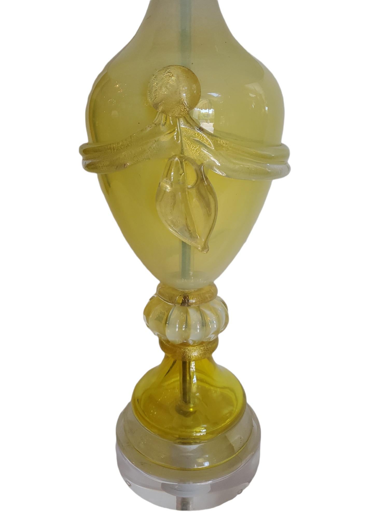 Lampe murano jaune acide. Verre très lourd. Beaucoup de mouchetures et de paillettes d'or partout. Nouvelle base en acrylique et abat-jour en parchemin personnalisé. Le diamètre de l'abat-jour est de 17 pouces et sa hauteur de 7,5 pouces.