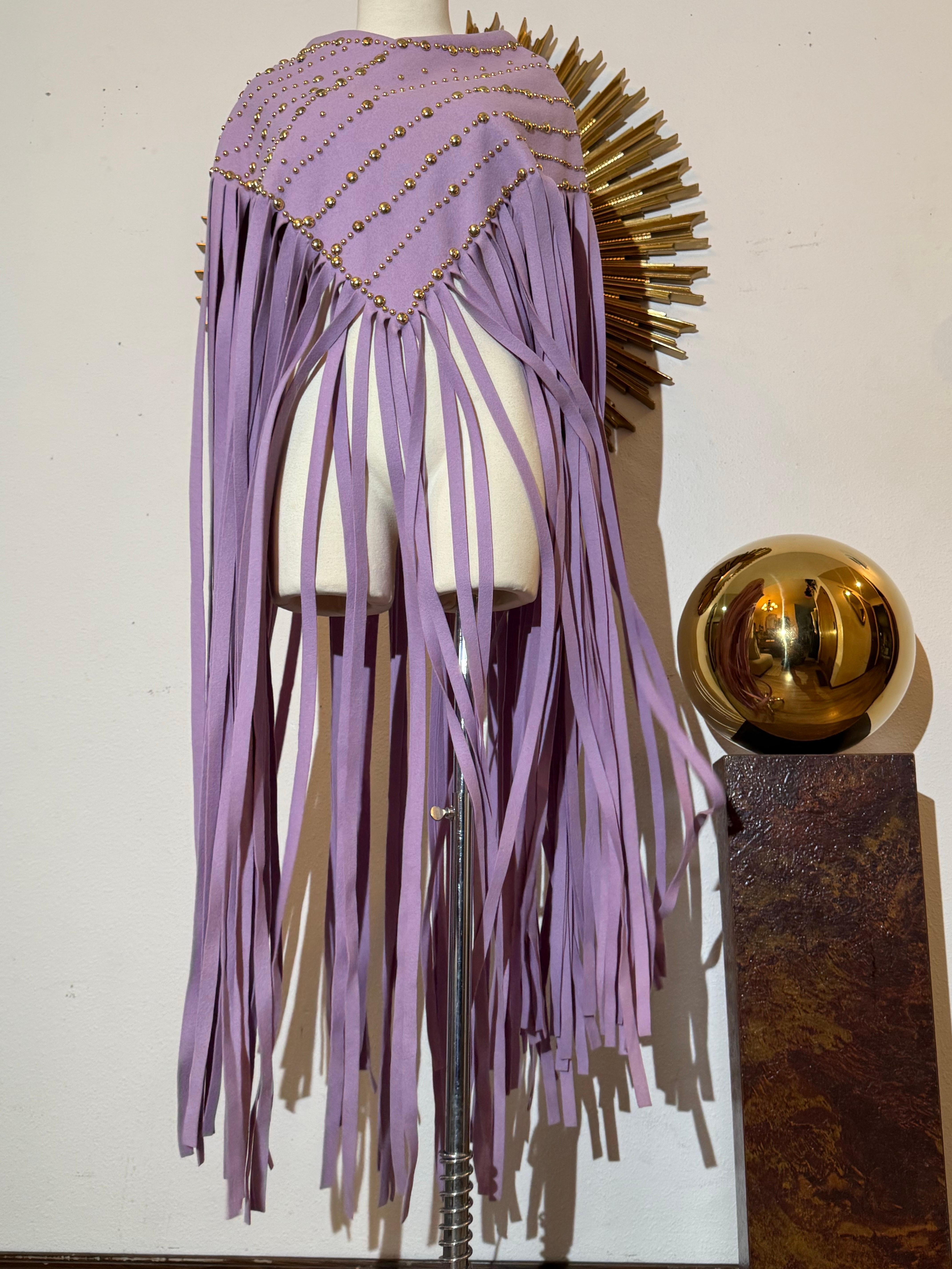 Poncho in feltro di lana color lavanda tempestato di ottone di Adolfo del 1960 in vendita 5