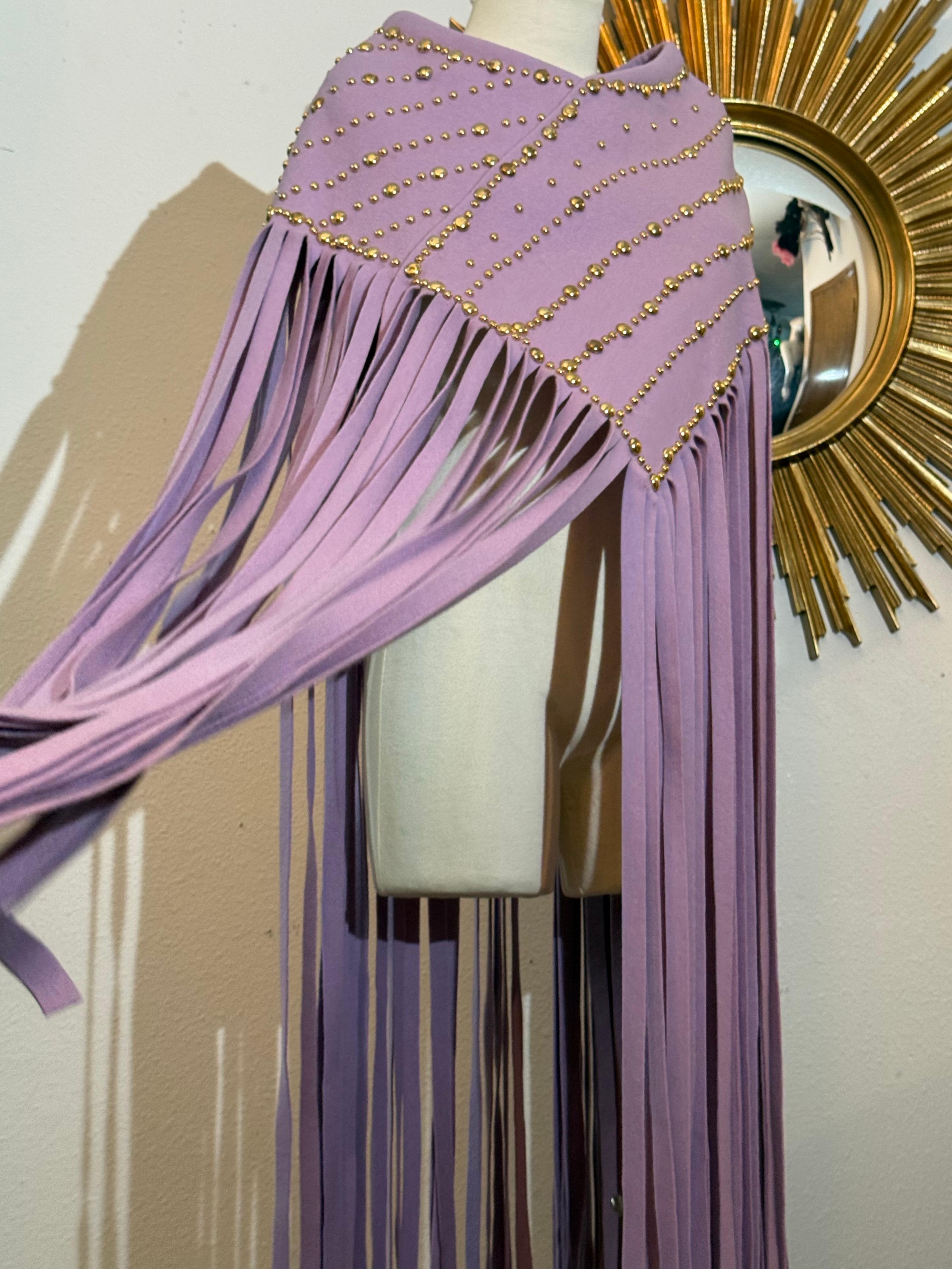Poncho in feltro di lana color lavanda tempestato di ottone di Adolfo del 1960 in vendita 6