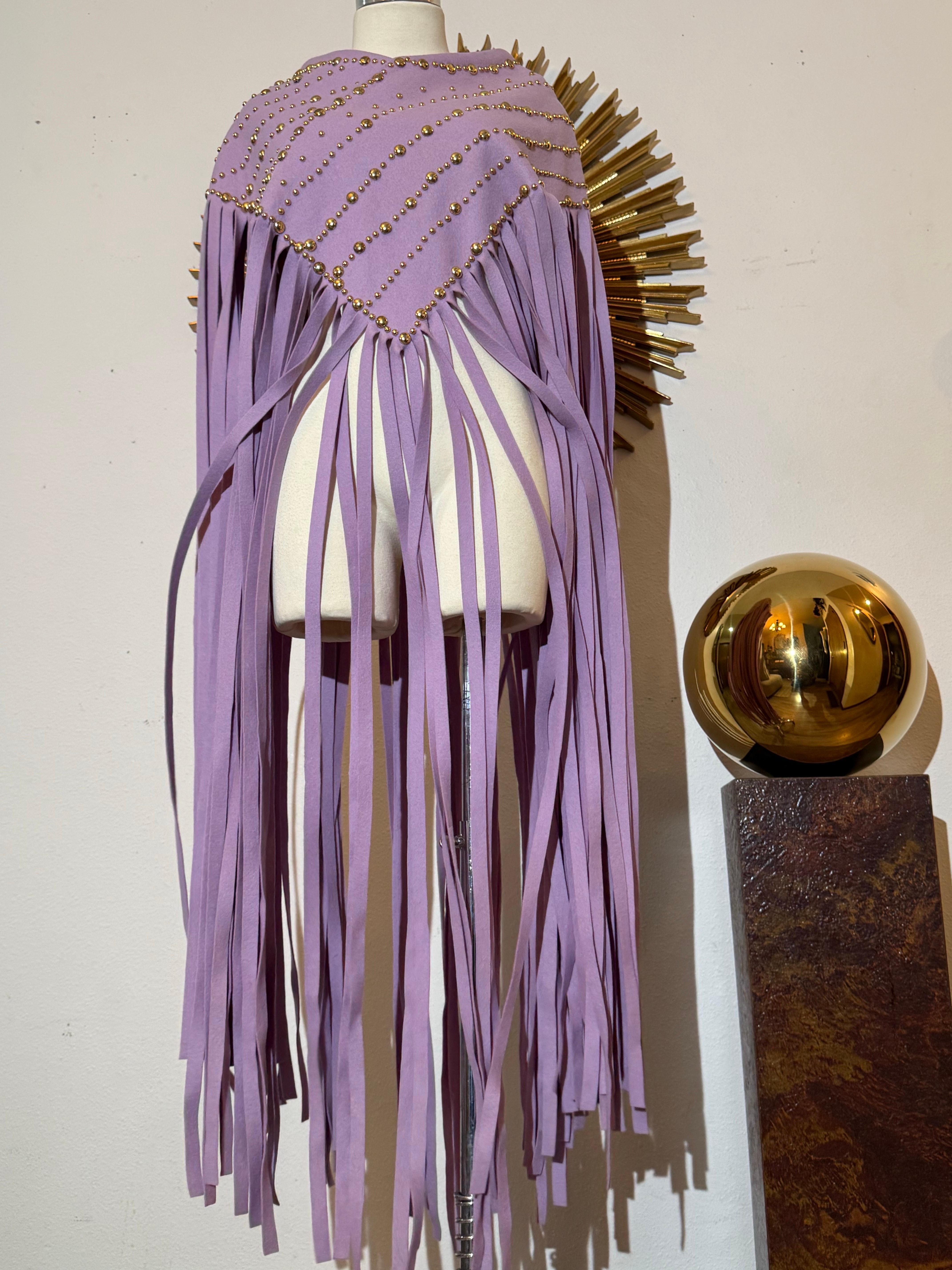 Poncho in feltro di lana color lavanda tempestato di ottone di Adolfo del 1960 in vendita 7