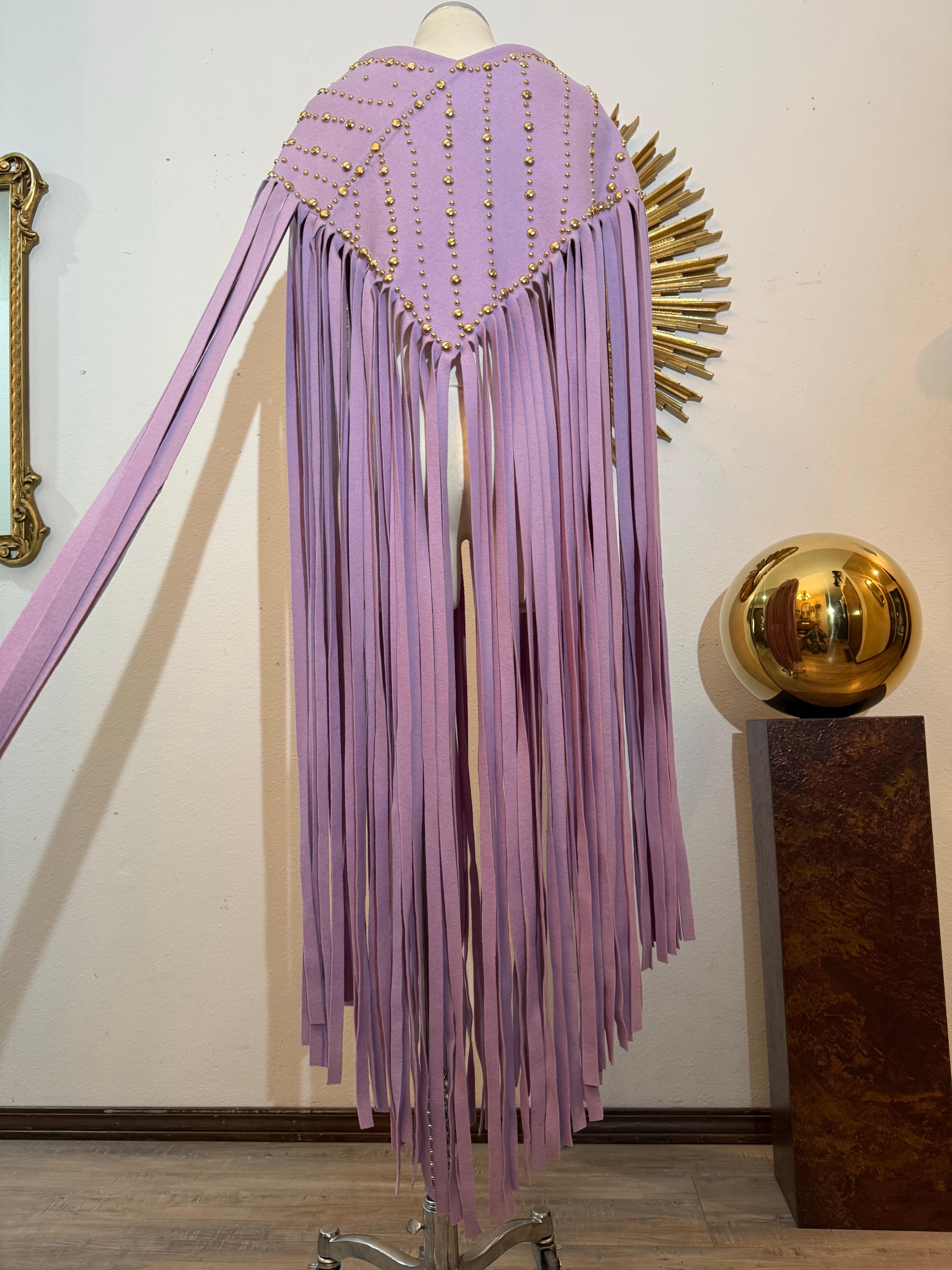 Poncho in feltro di lana color lavanda tempestato di ottone di Adolfo del 1960 in vendita 8