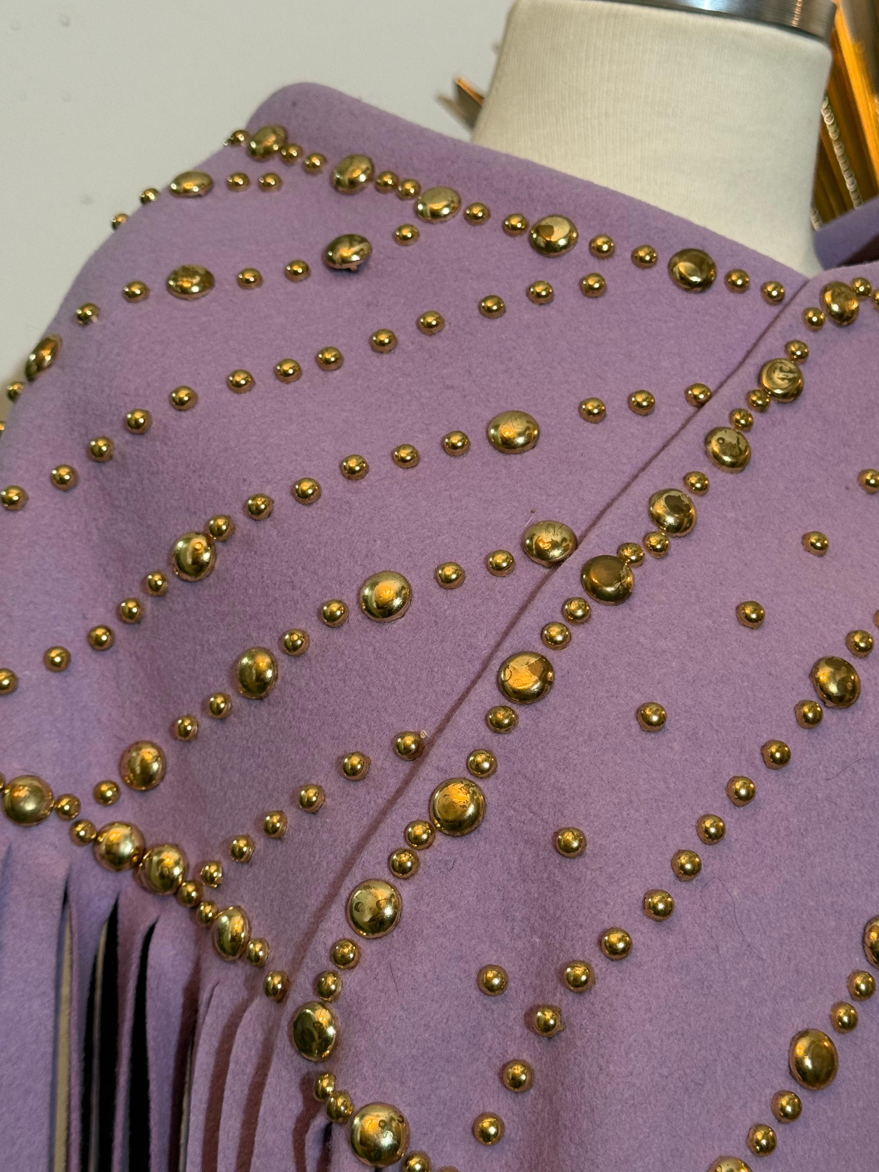 Poncho in feltro di lana color lavanda tempestato di ottone di Adolfo del 1960 in vendita 9