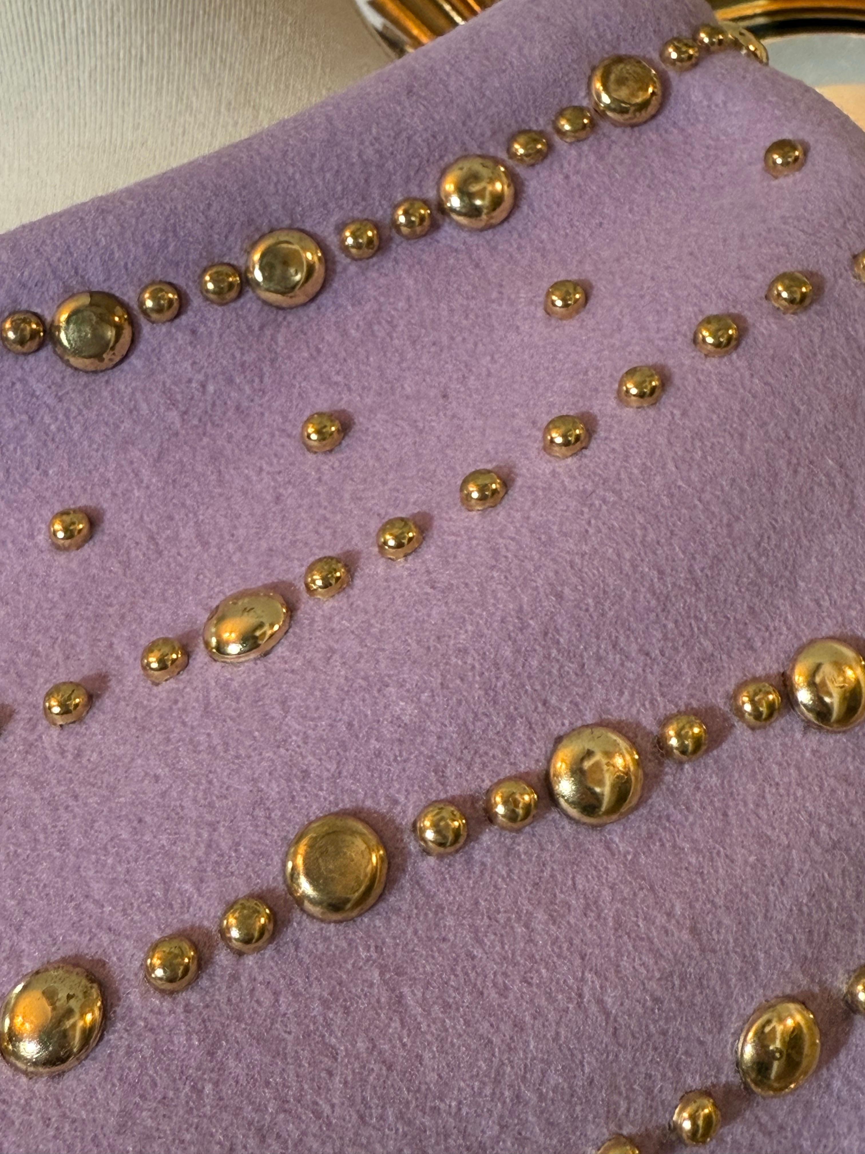 Poncho in feltro di lana color lavanda tempestato di ottone di Adolfo del 1960 in vendita 10