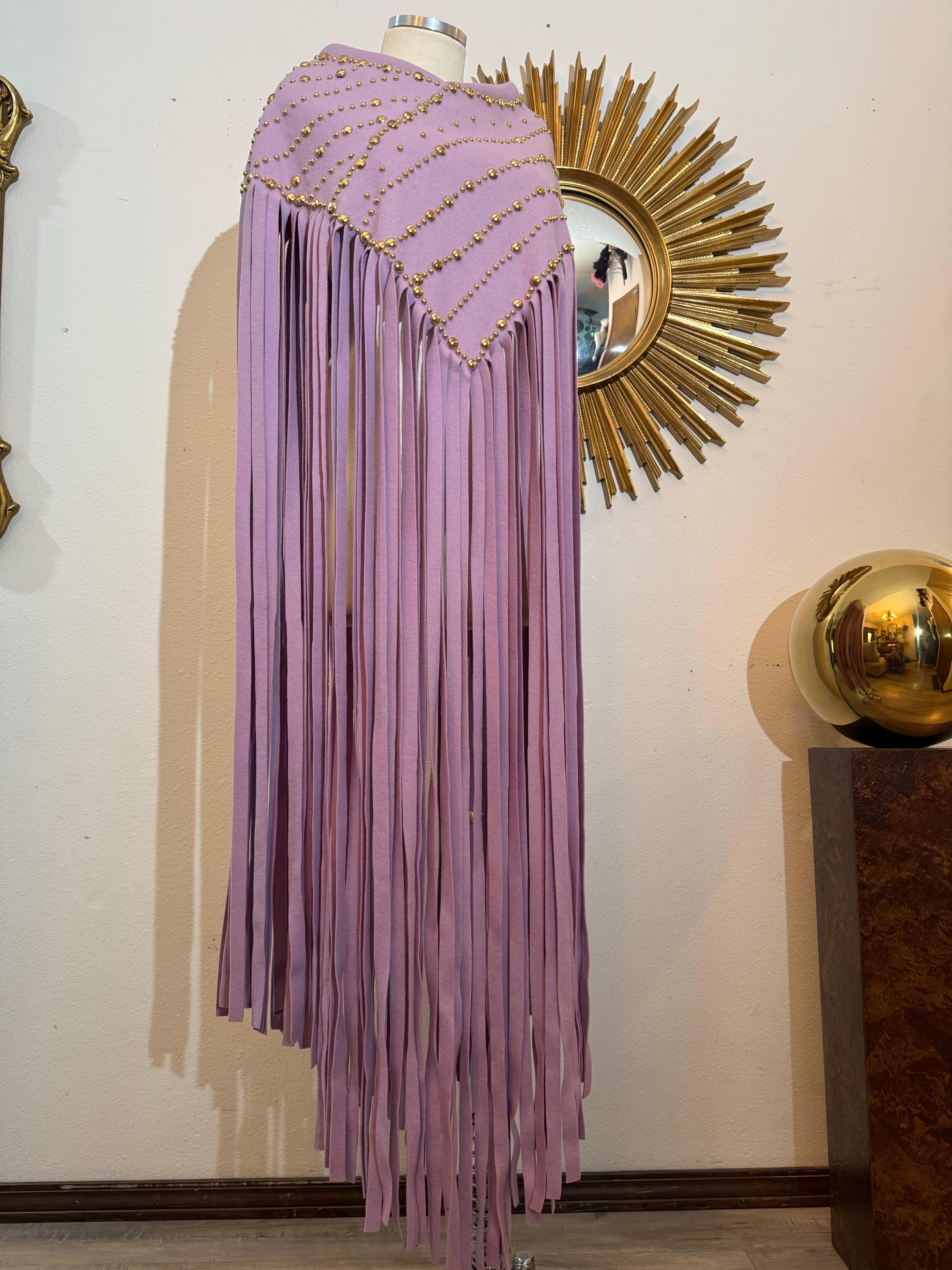 Poncho in feltro di lana color lavanda con borchie in ottone, anni '60, Adolfo:  Davvero fantastico!  Si infila sopra la testa. Disegno di scialle Trompe L-Oeil fissato in posizione per essere indossato come uno scialle. Feltro di lana con frange