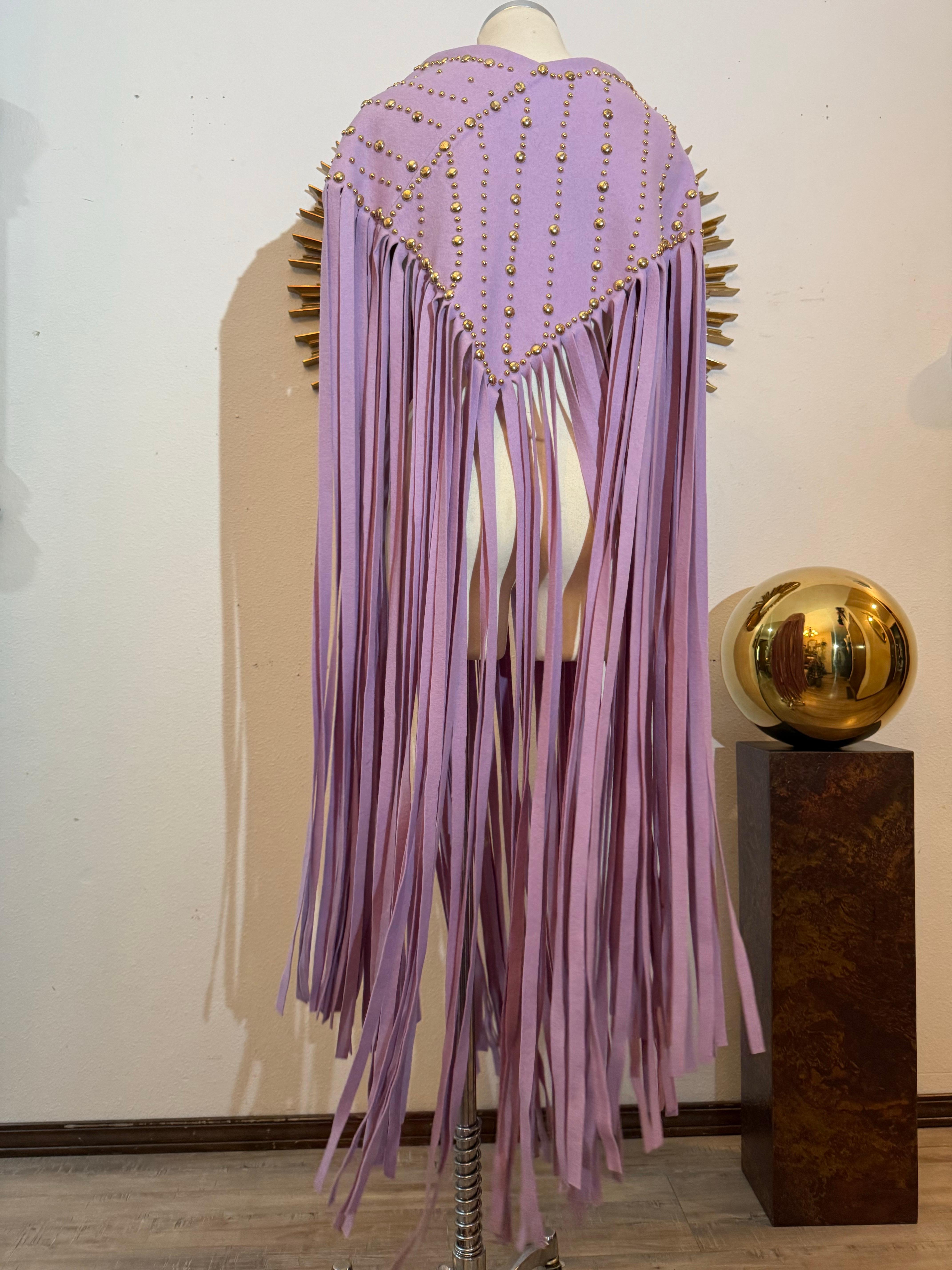 Grigio Poncho in feltro di lana color lavanda tempestato di ottone di Adolfo del 1960 in vendita