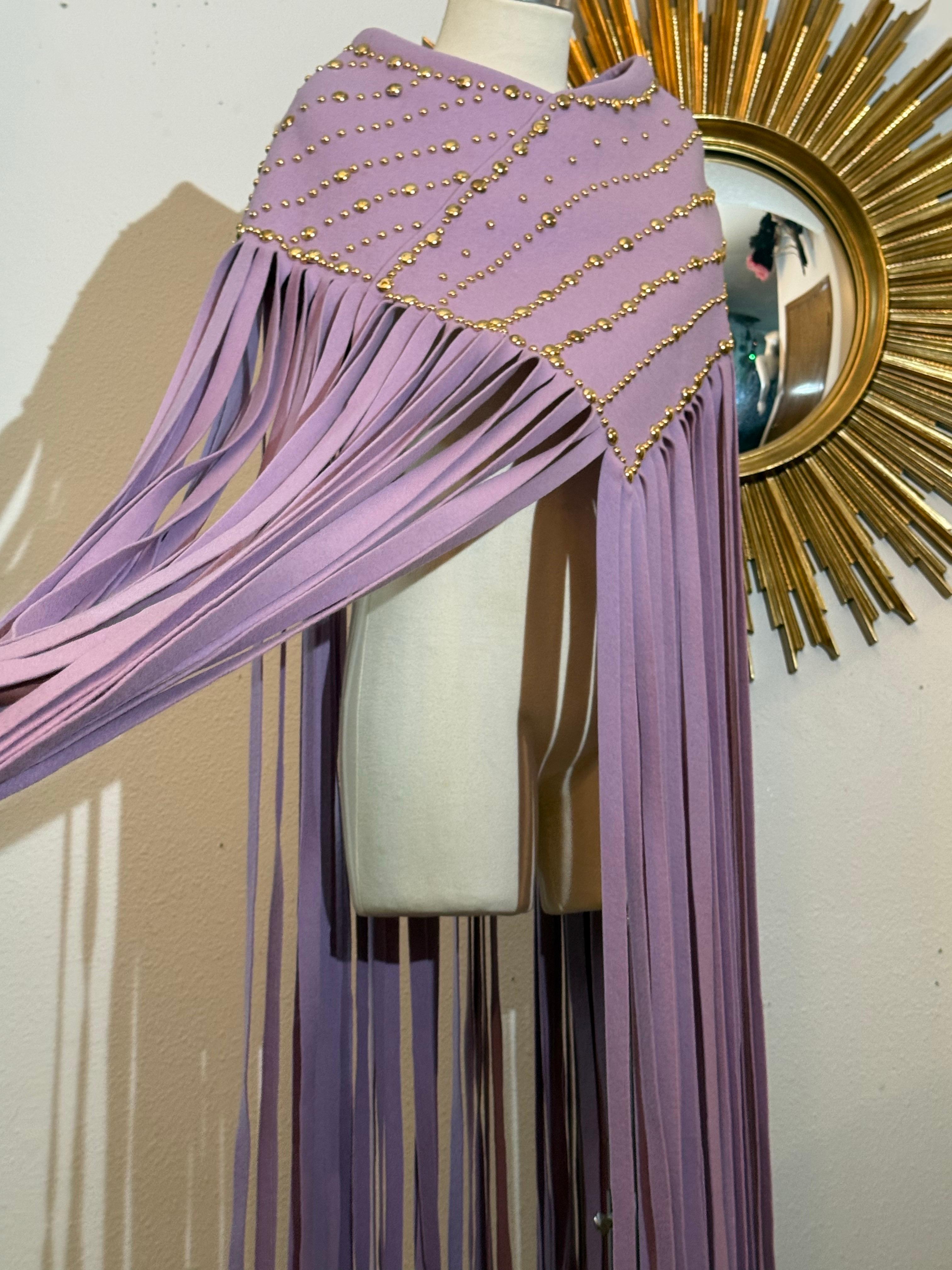 Poncho in feltro di lana color lavanda tempestato di ottone di Adolfo del 1960 In condizioni ottime in vendita a Gresham, OR