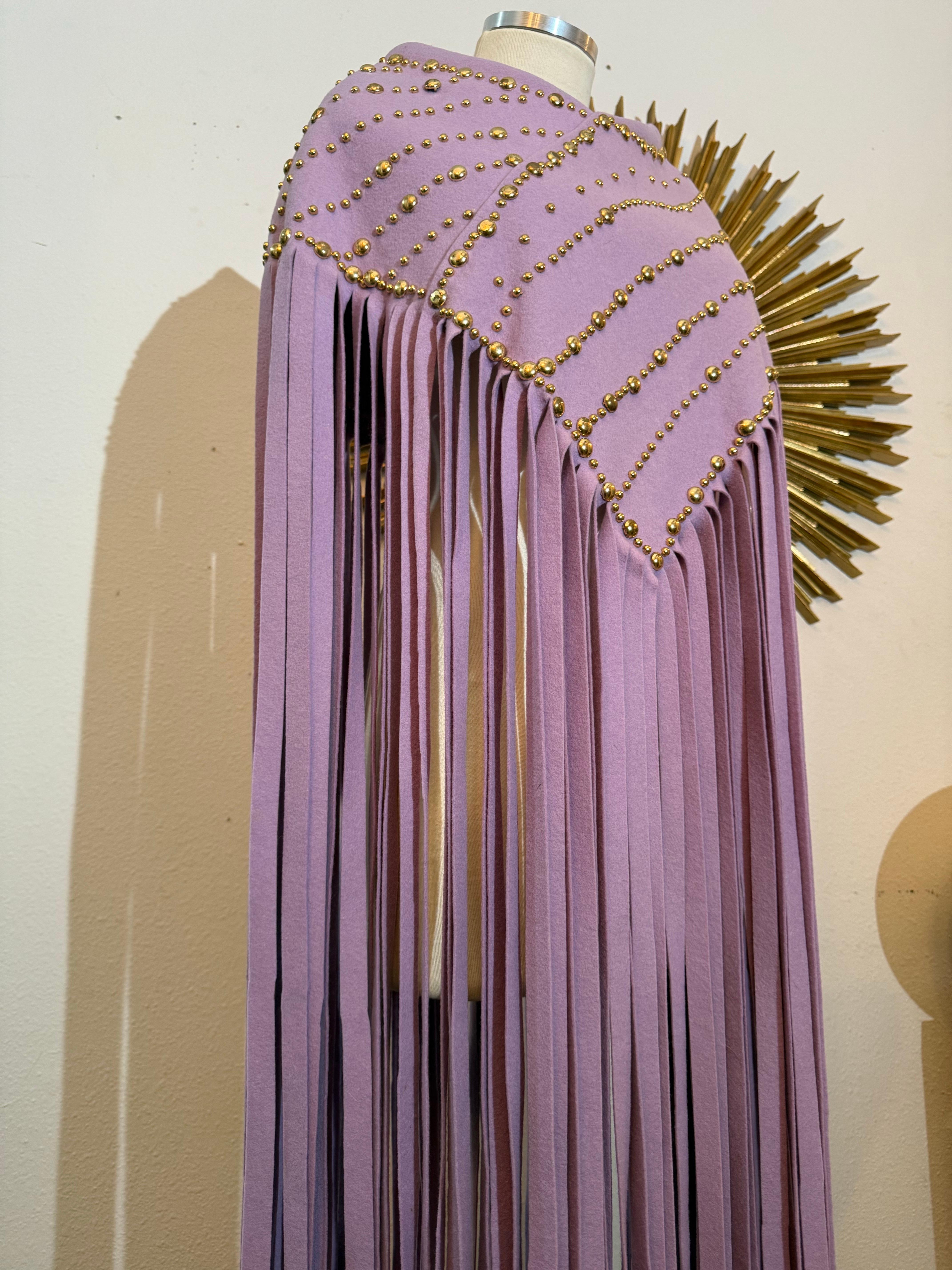 Donna Poncho in feltro di lana color lavanda tempestato di ottone di Adolfo del 1960 in vendita