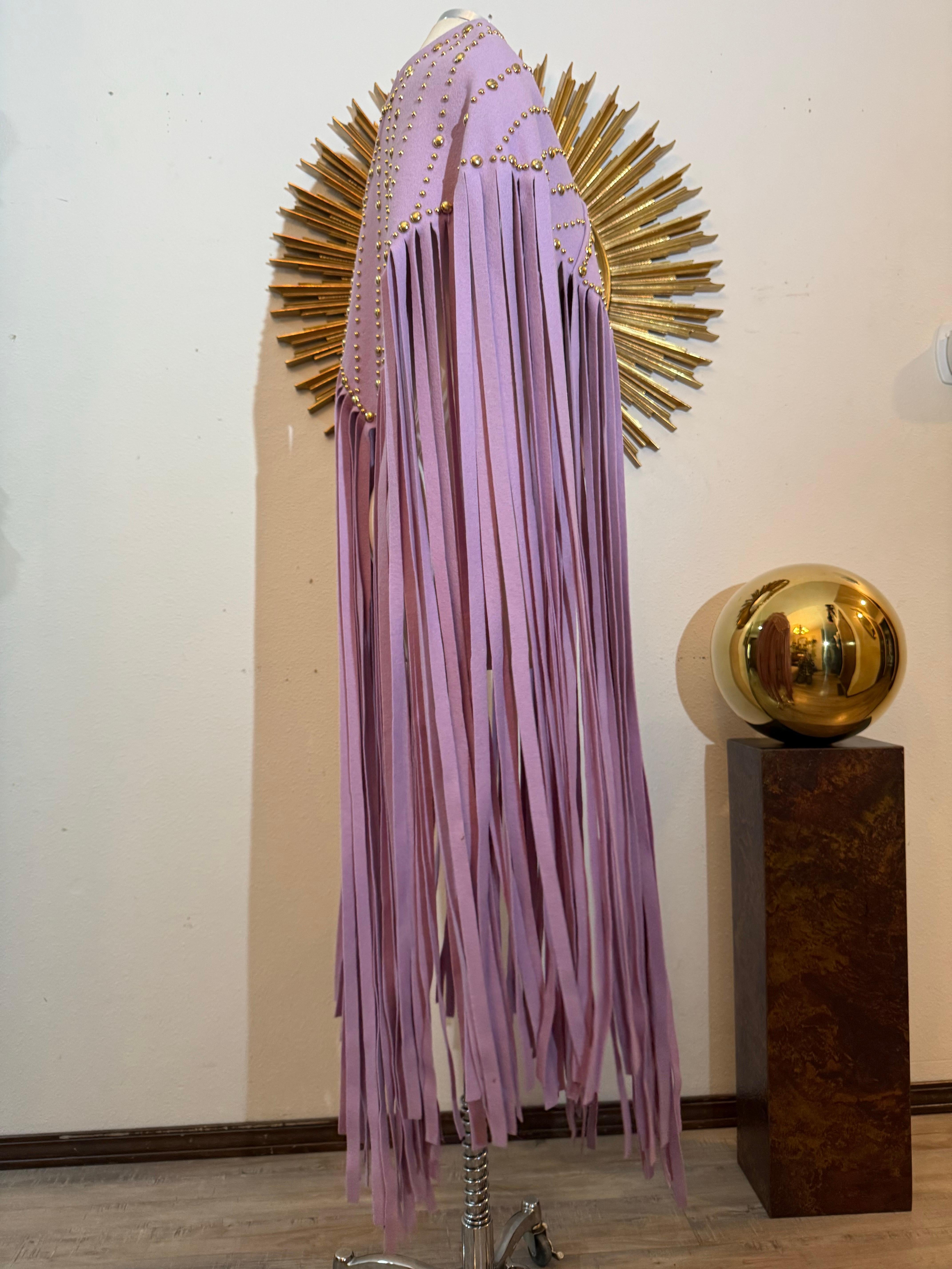 Poncho in feltro di lana color lavanda tempestato di ottone di Adolfo del 1960 in vendita 1
