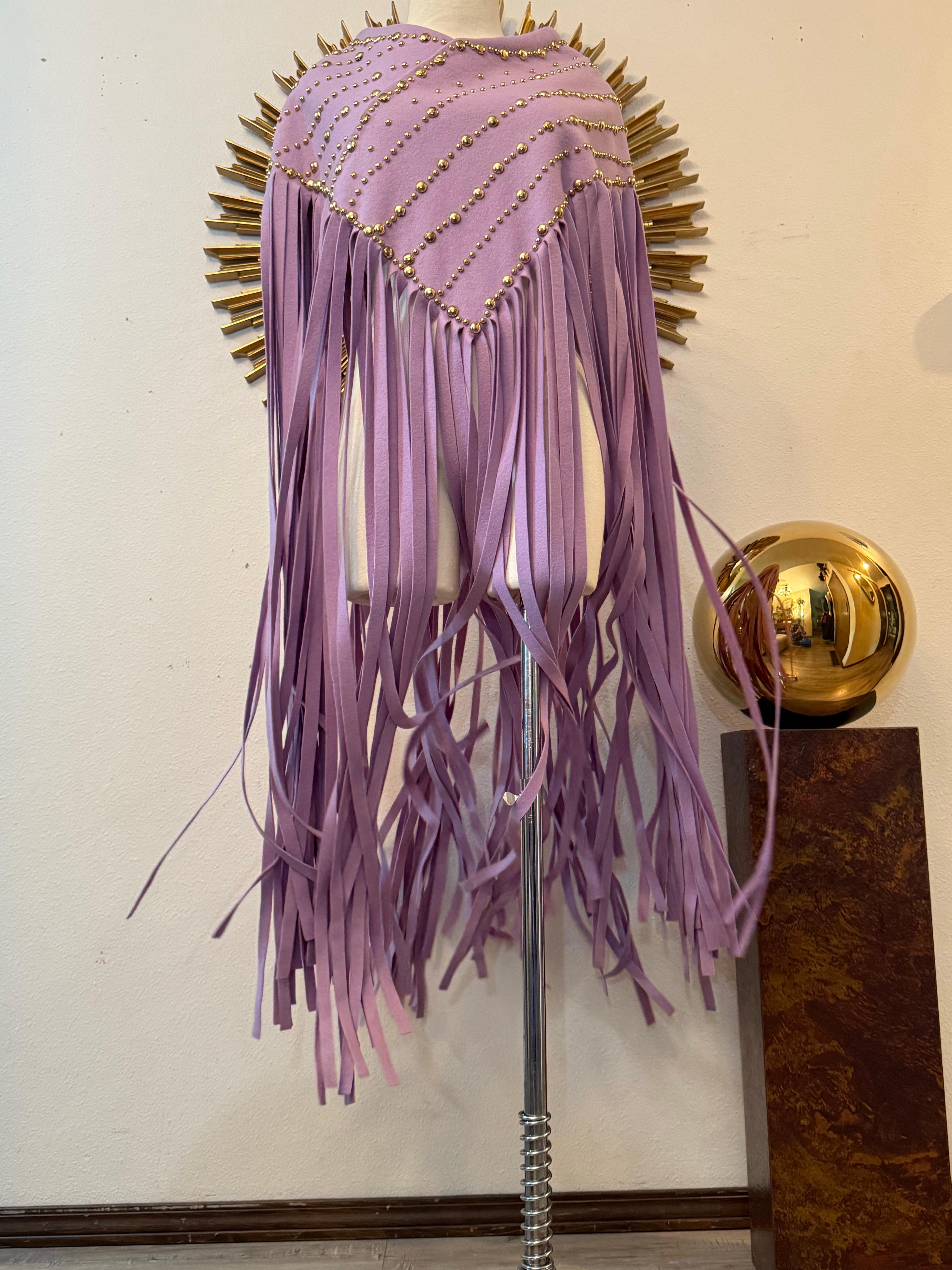 Poncho in feltro di lana color lavanda tempestato di ottone di Adolfo del 1960 in vendita 2