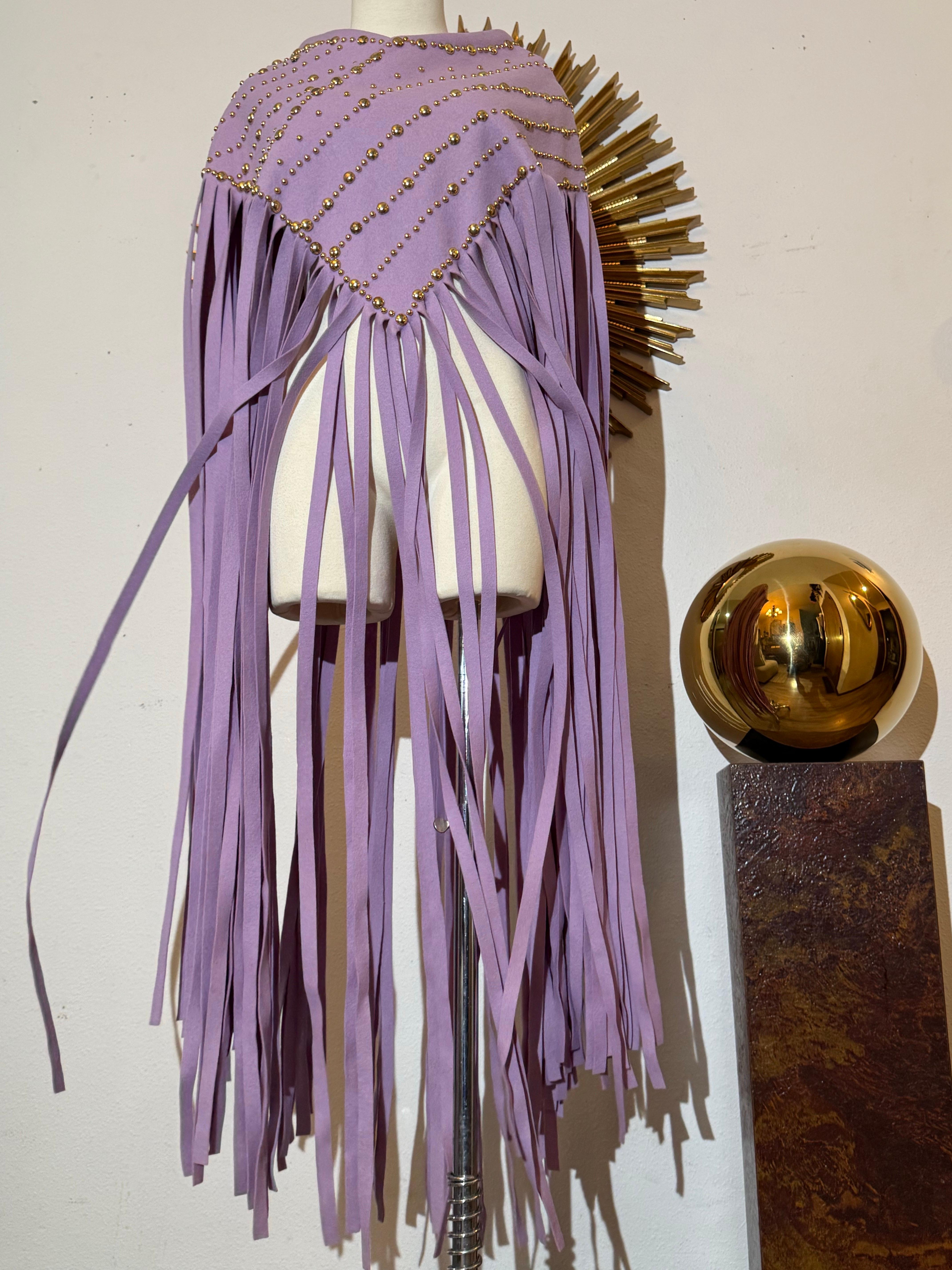 Poncho in feltro di lana color lavanda tempestato di ottone di Adolfo del 1960 in vendita 3
