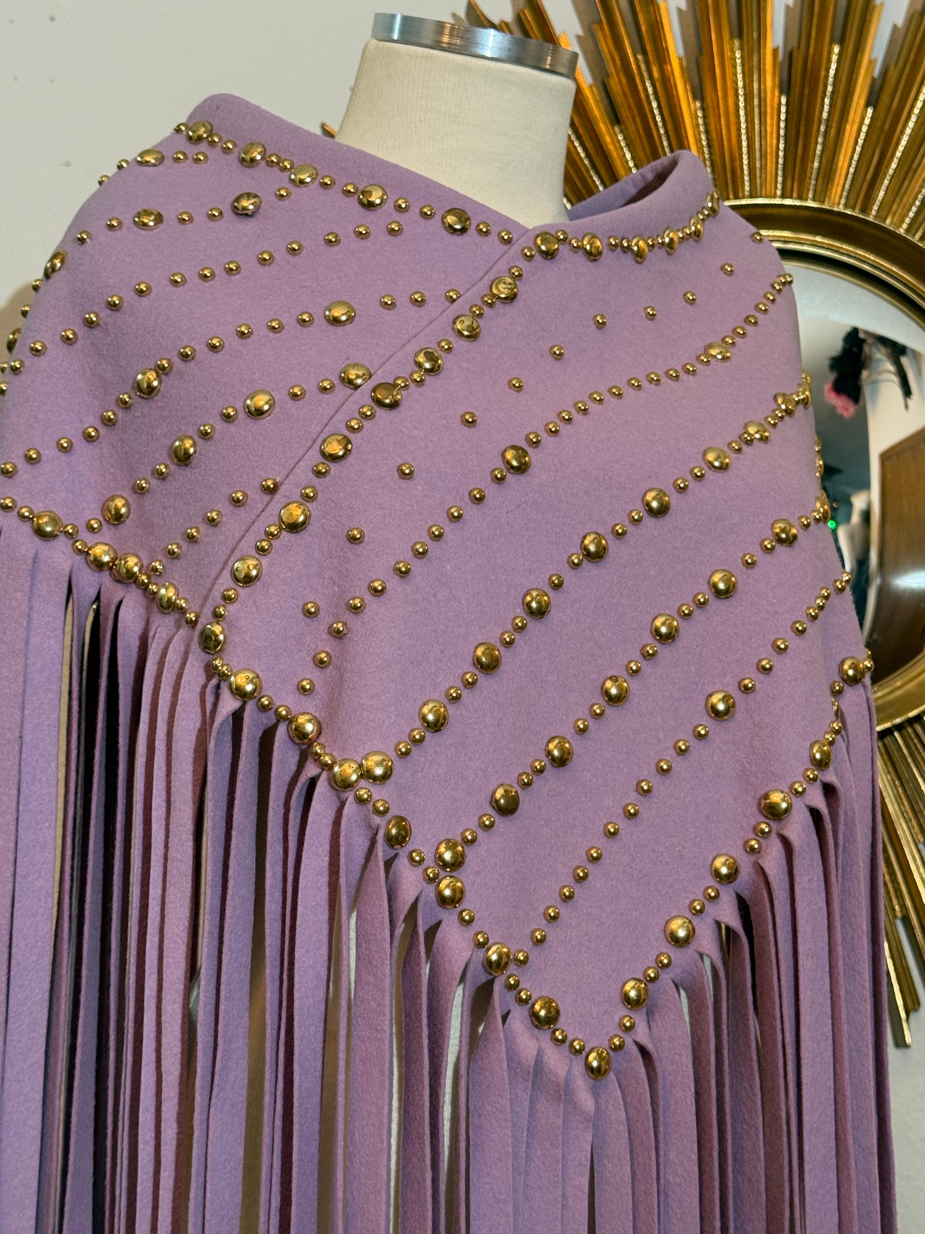 Poncho in feltro di lana color lavanda tempestato di ottone di Adolfo del 1960 in vendita 4