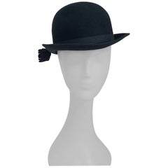 Adolfo - Chapeau en feutre de cachemire bleu marine avec fleurs, années 1960