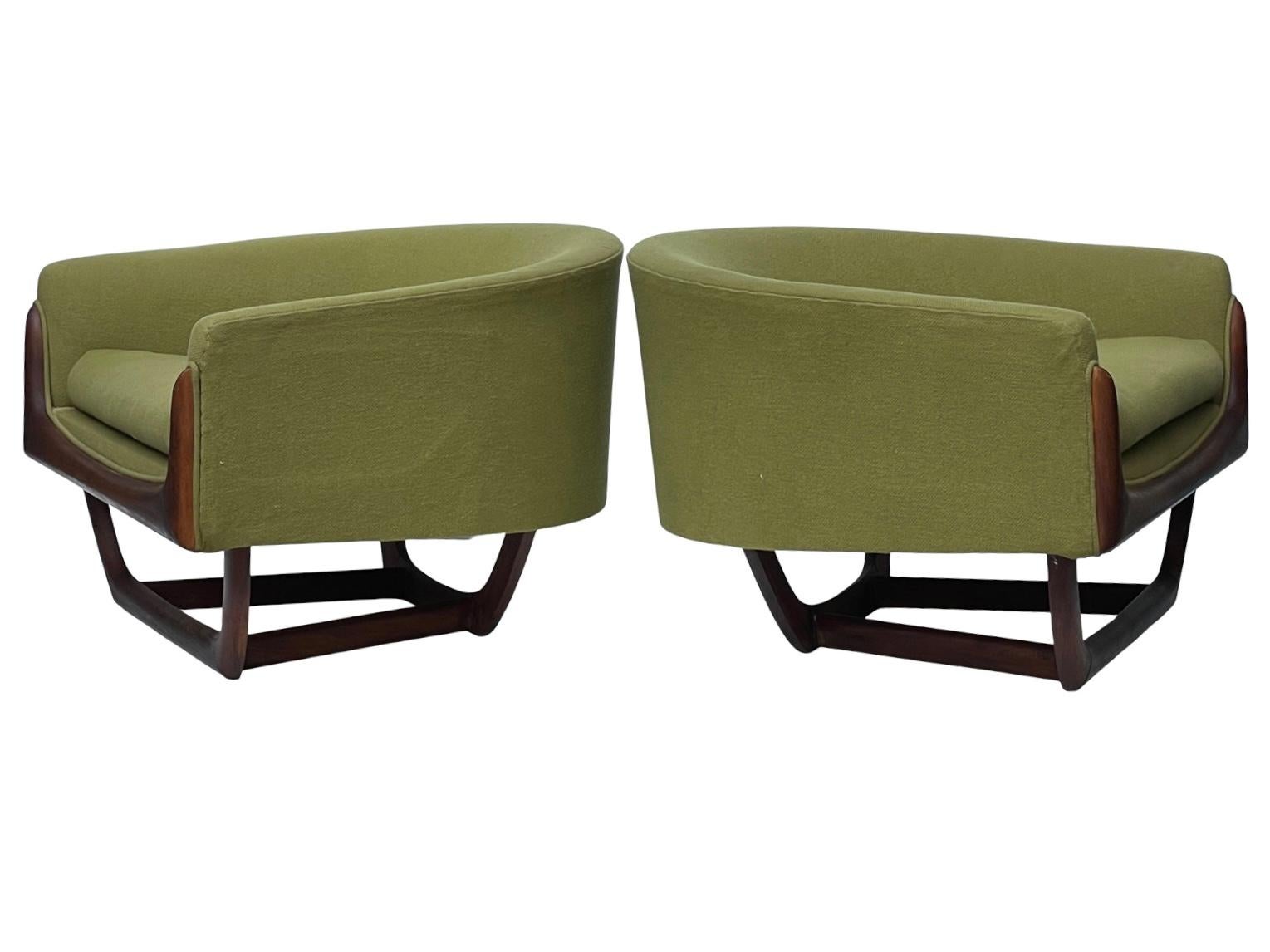 Paire de chaises de salon Adrian I.C. 2832-c d'origine avec revêtement en tweed vert sauge des années 1960 et piétement en noyer huilé. 