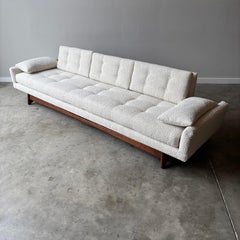1960er Adrian Pearsall Gondola Sofa, neu gepolstert Kravet Performance Fabric