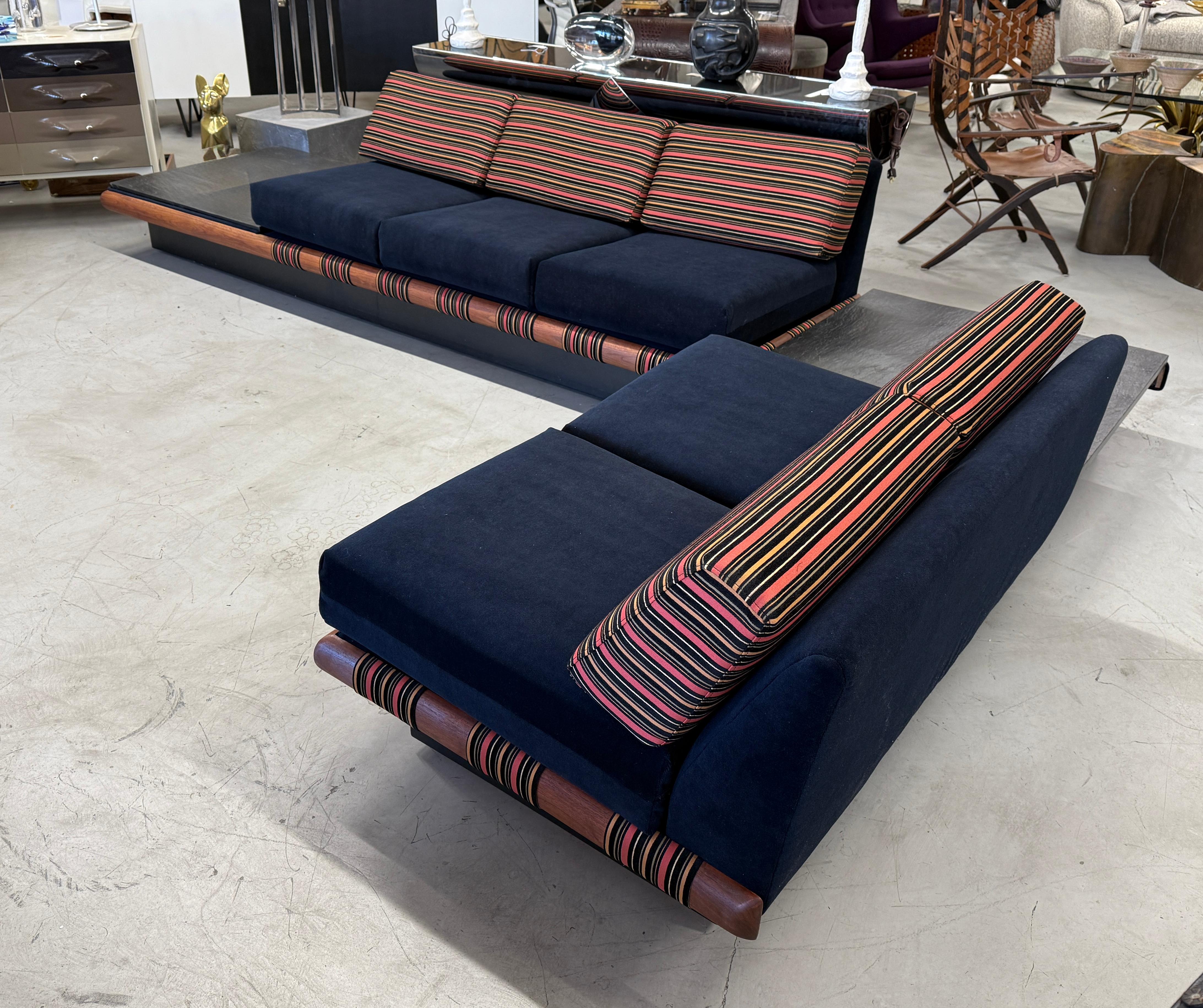 Un meraviglioso divano componibile progettato da Adrian Pearsall per Craft Associates. Questo set è caratterizzato da inserti in ardesia agli angoli. Abbiamo fatto rivestire il set con schiuma nuova. Il tessuto è realizzato nello stesso stile del