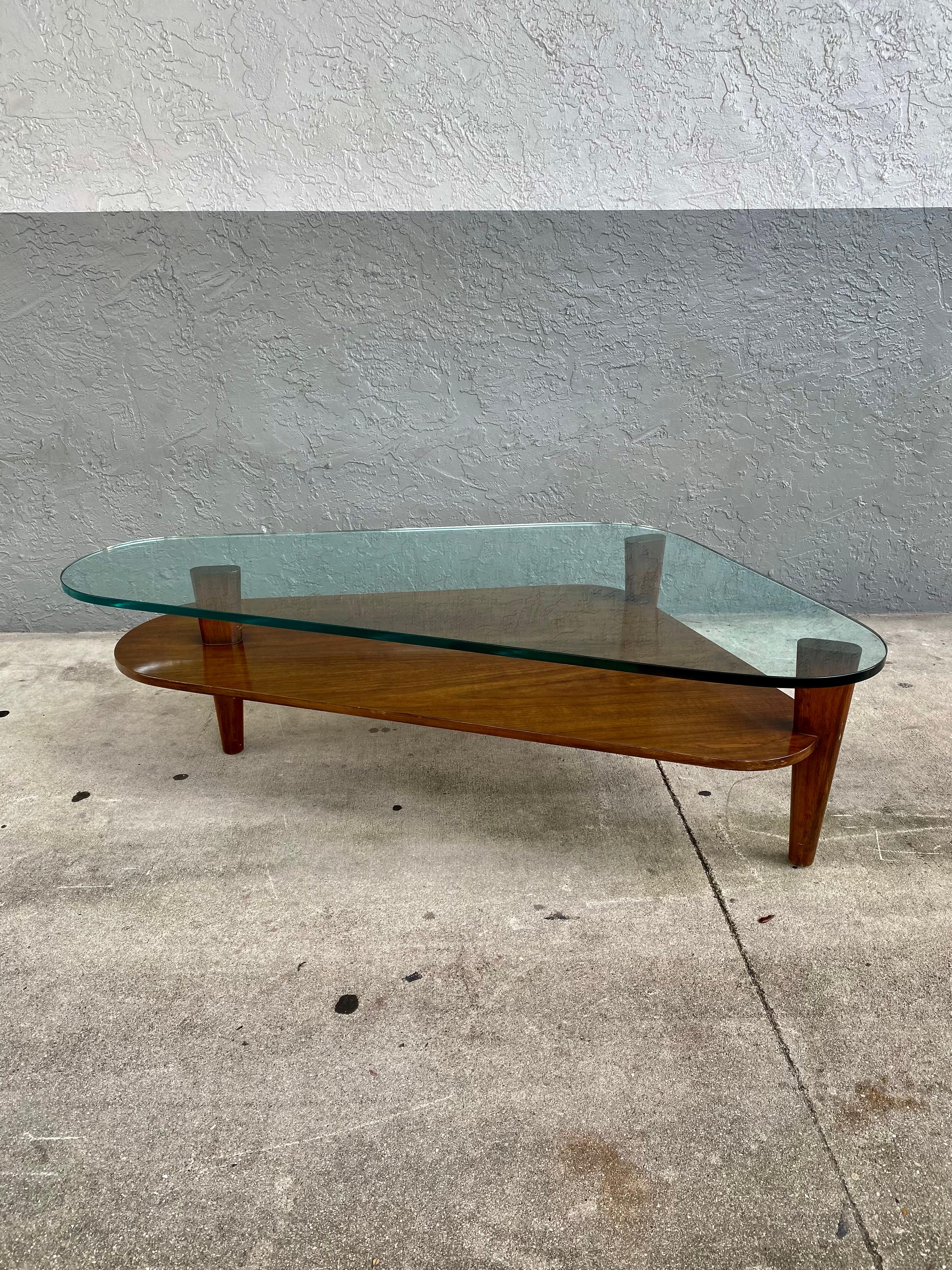 On offer on this occasion is one of the most stunning, table you could hope to find. This is an ultra-rare opportunity to acquire what is, unequivocally, the best of the best, it being a most spectacular and beautifully-presented coffee table.