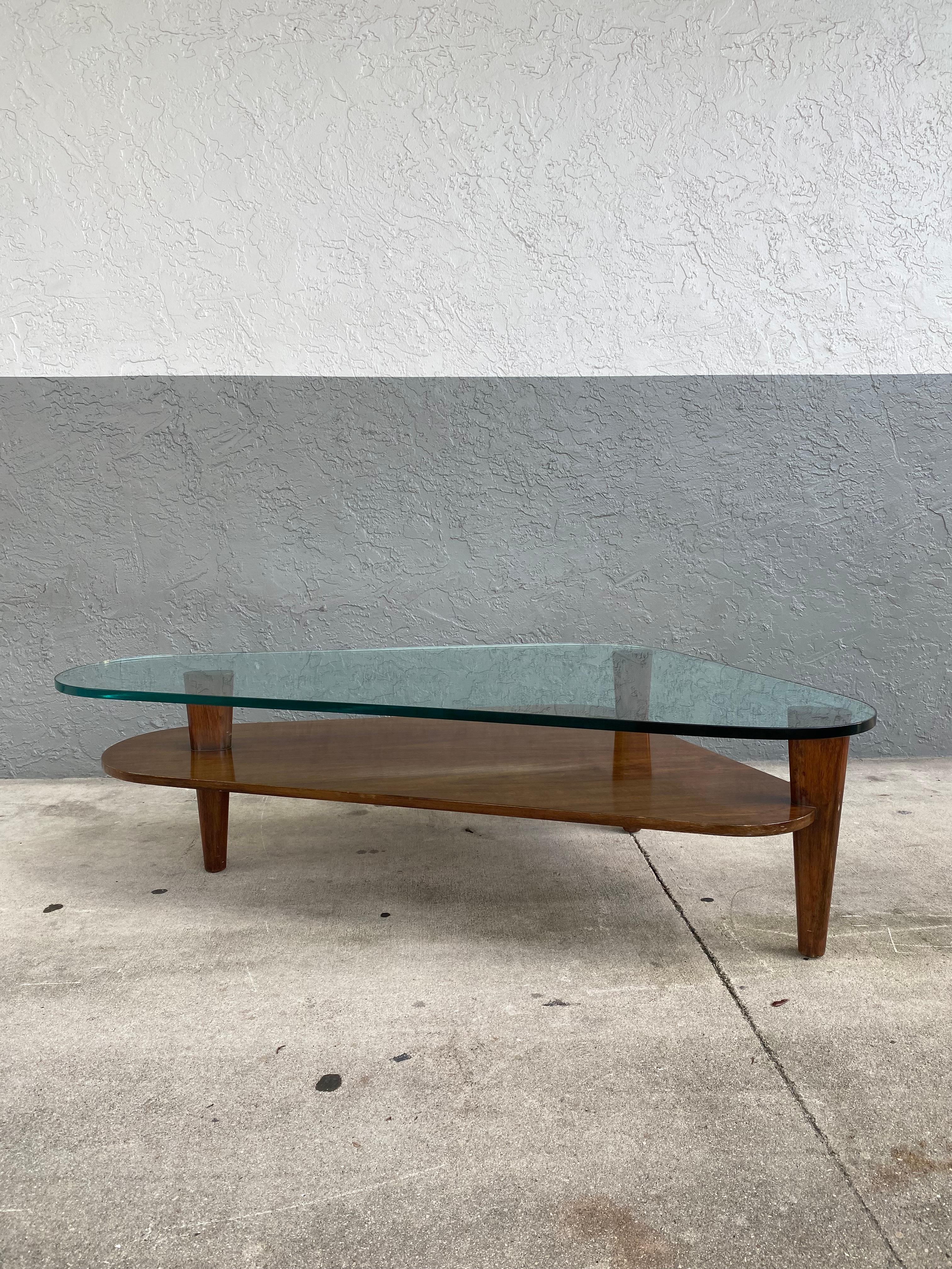Mid-Century Modern 1960 Adrian Pearsall Table basse triangulaire en noyer avec plateau en verre  en vente