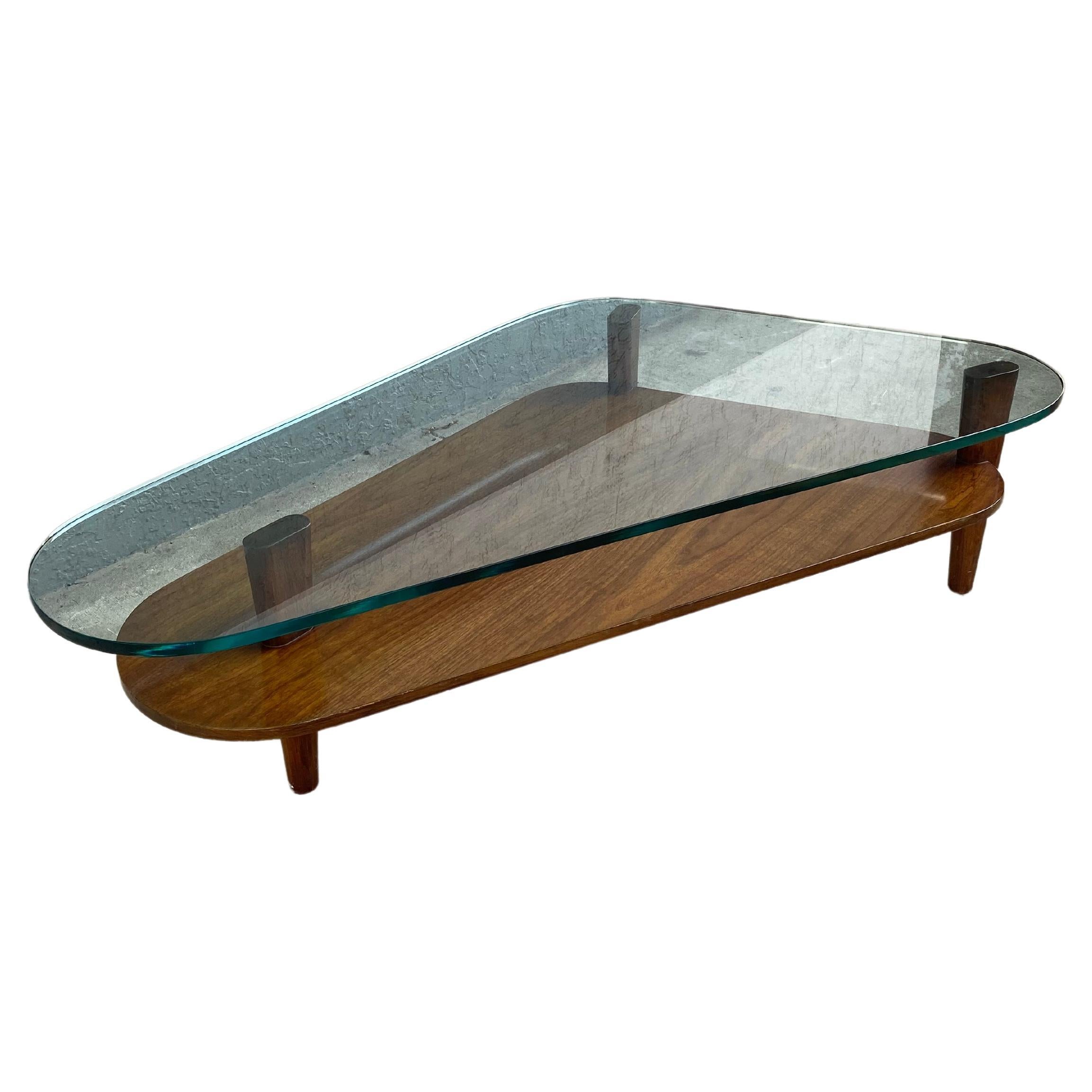 1960 Adrian Pearsall Table basse triangulaire en noyer avec plateau en verre 