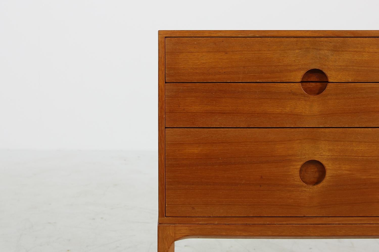 Schöne Kommode von Aksel Kjersgaard aus den 1960er Jahren, fantastischer Vintage-Zustand, authentisches und schönes Vintage-Objekt, seltenes Stück. Schubladen funktionieren gut, innen sauber.