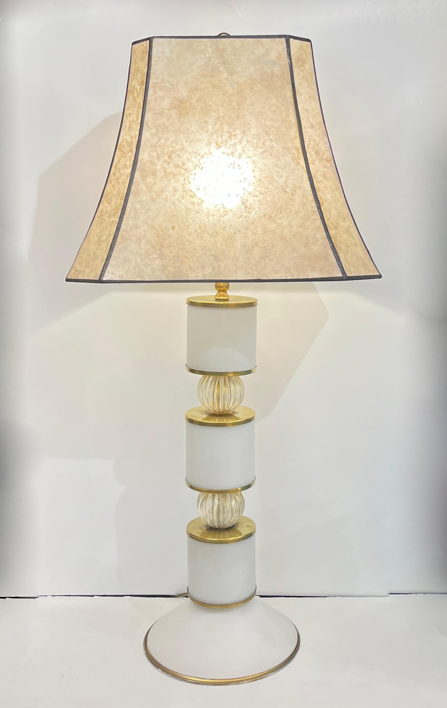 Elegantes italienisches Lampenpaar, ein Unikat von Albarelli. Schickes Design mit drei Zylindern aus Murano-Glas in opalem Mattweiß mit hochwertigem Messingrand, geteilt durch zwei geriffelte, mundgeblasene, mit reinem Gold bearbeitete Glaskugeln