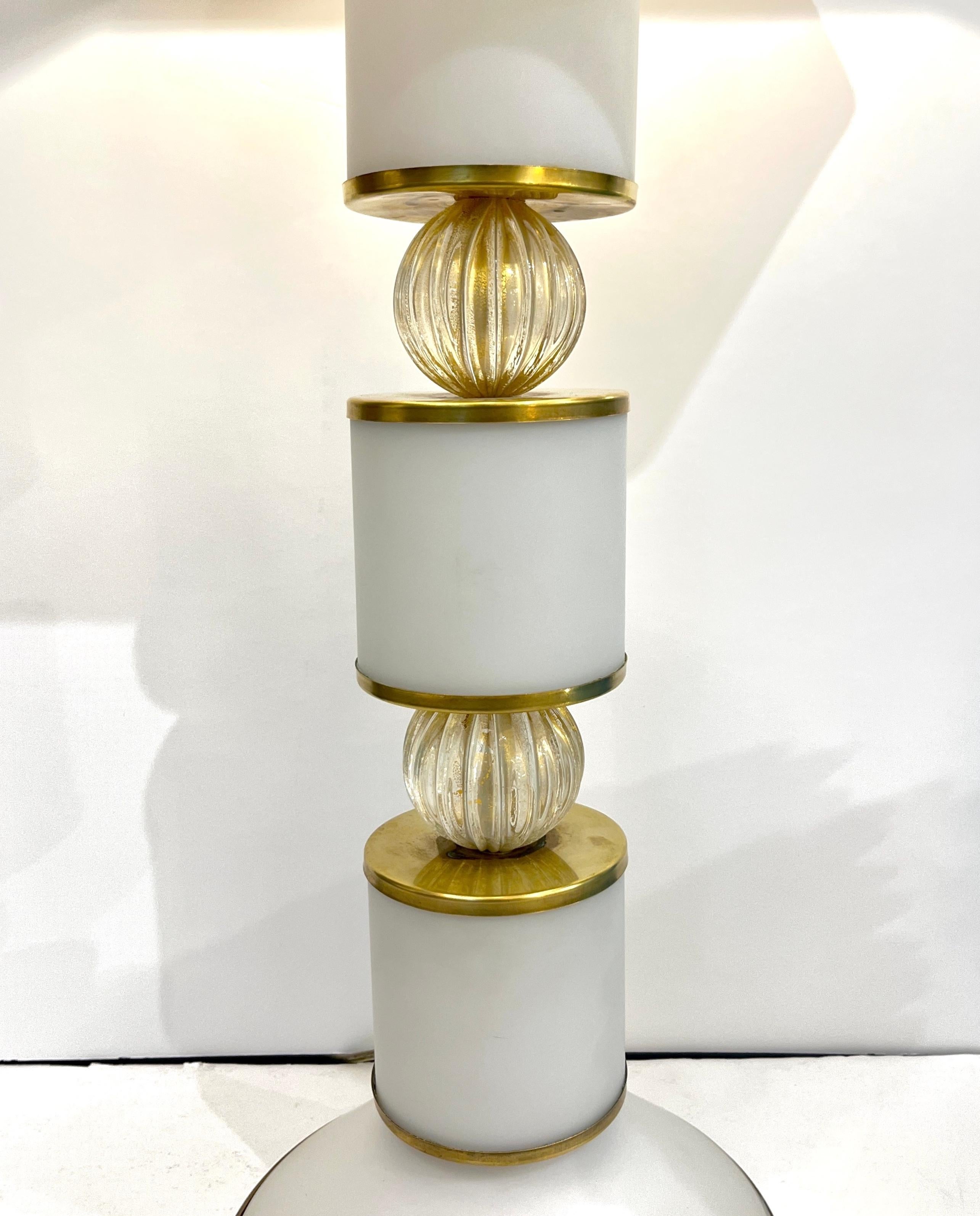 1960er Jahre Albarelli Italienisch Paar groß Matt Weiß Gold Murano Glas Tischlampen (Handgefertigt) im Angebot