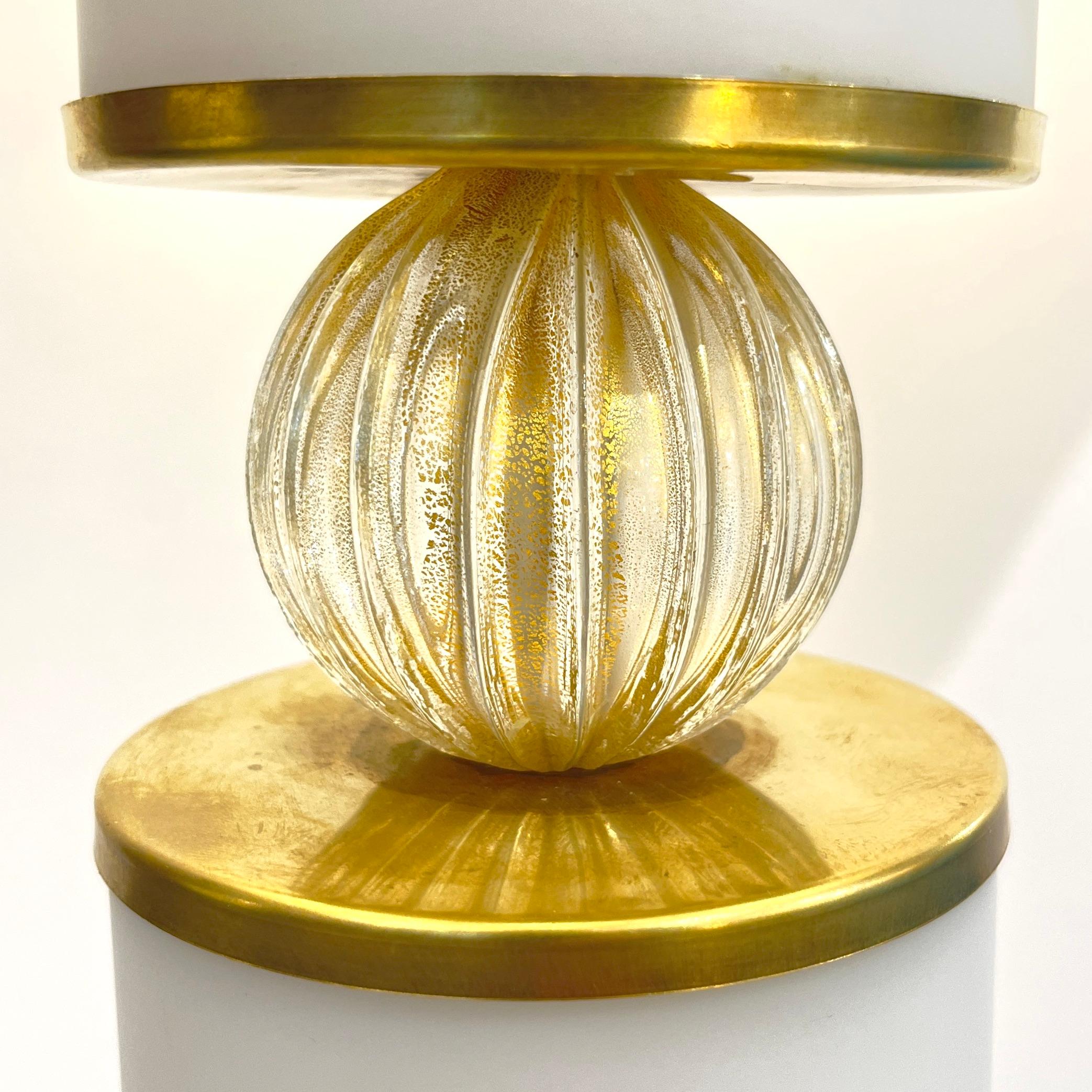 1960er Jahre Albarelli Italienisch Paar groß Matt Weiß Gold Murano Glas Tischlampen im Zustand „Hervorragend“ im Angebot in New York, NY