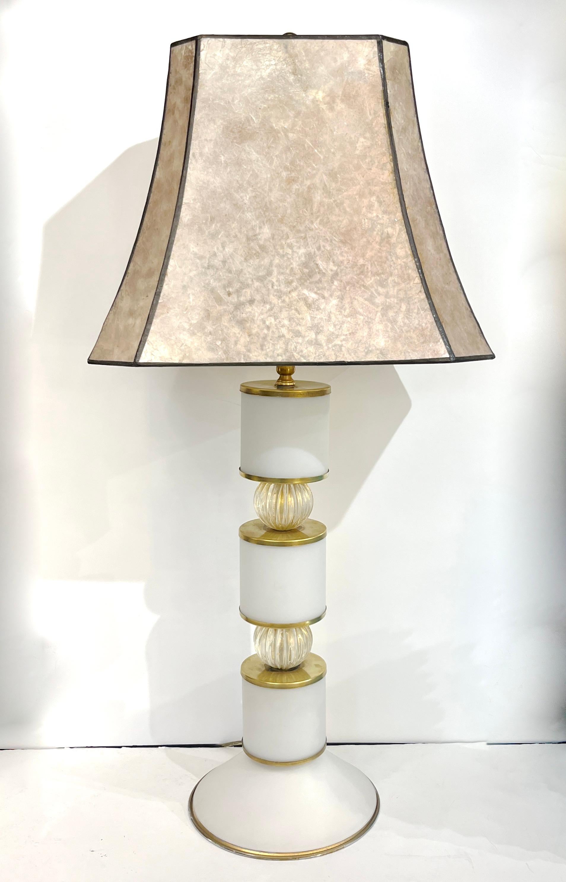 1960er Jahre Albarelli Italienisch Paar groß Matt Weiß Gold Murano Glas Tischlampen im Angebot 1