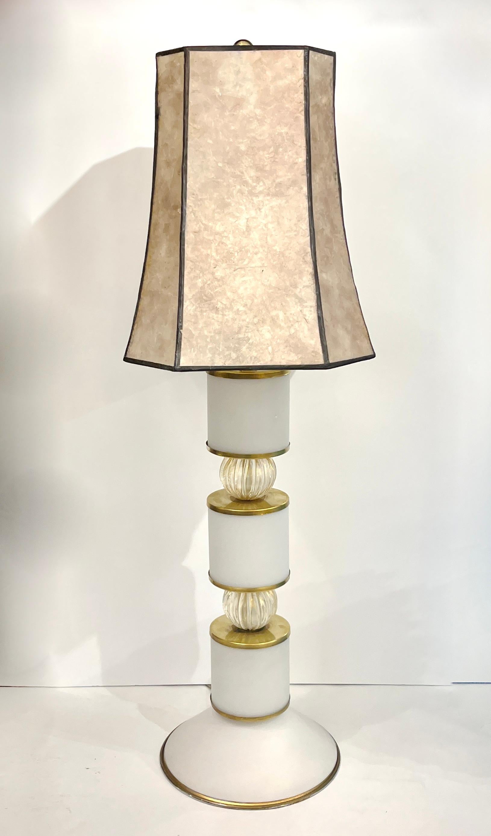 1960er Jahre Albarelli Italienisch Paar groß Matt Weiß Gold Murano Glas Tischlampen im Angebot 3