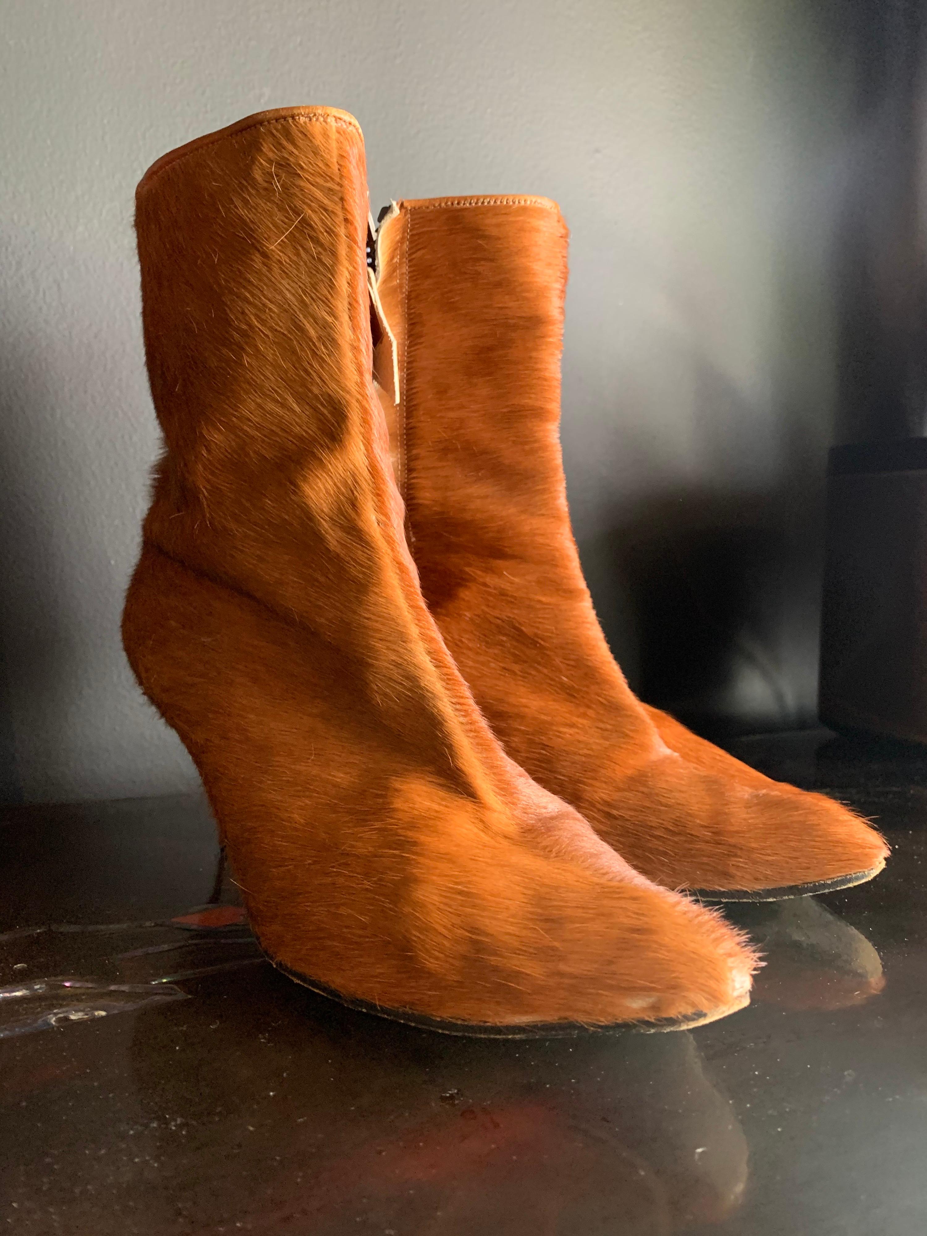 A fun pair of early 1960s fawn color hide Mod go-go booties from Albertina of Florence Italy. Zippered side, pointed toe with a kitten heel. Size 7.5. 